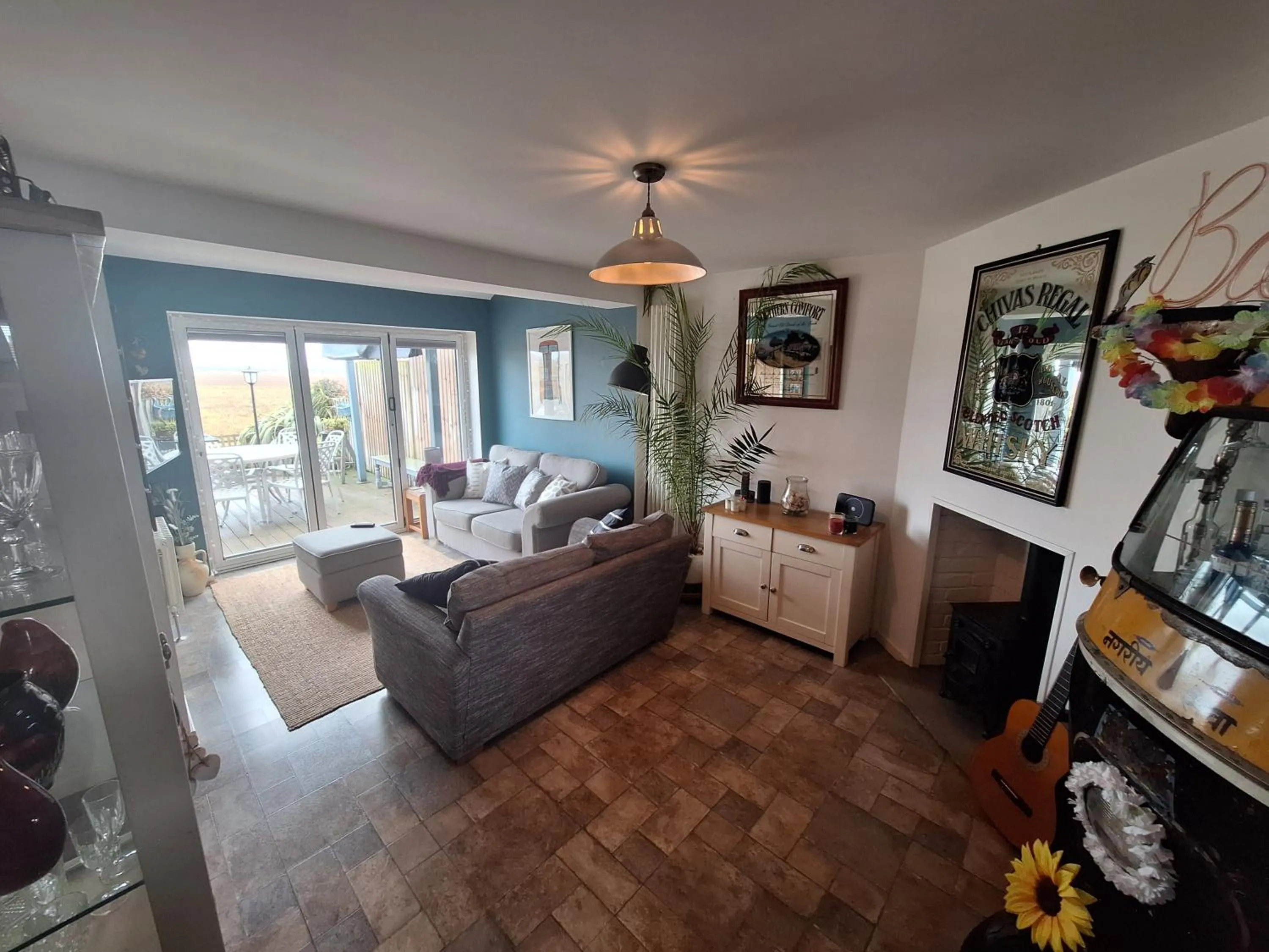 By the sea, home from home sleeps 6