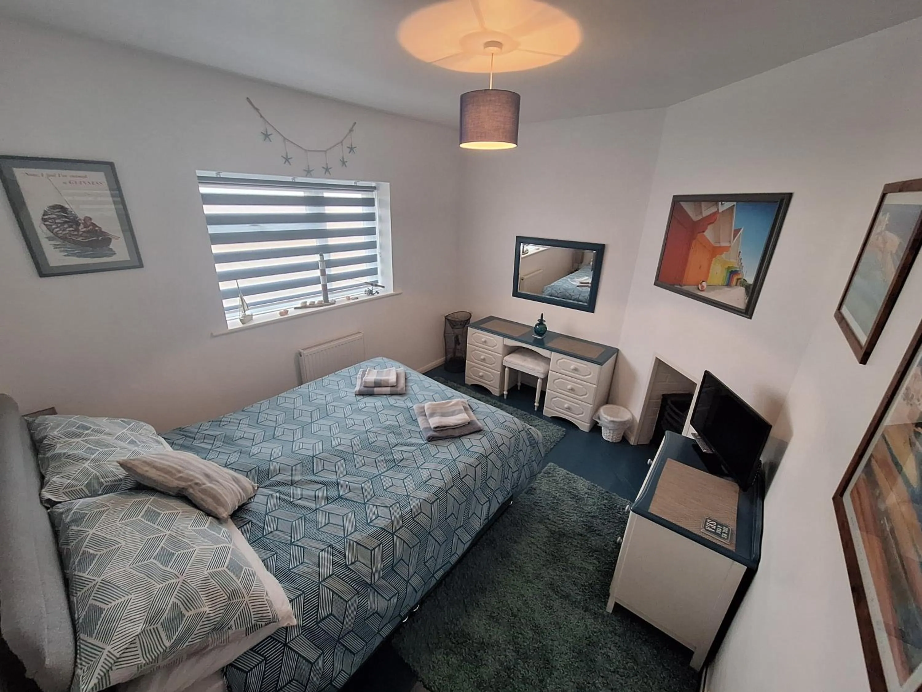 By the sea, home from home sleeps 6