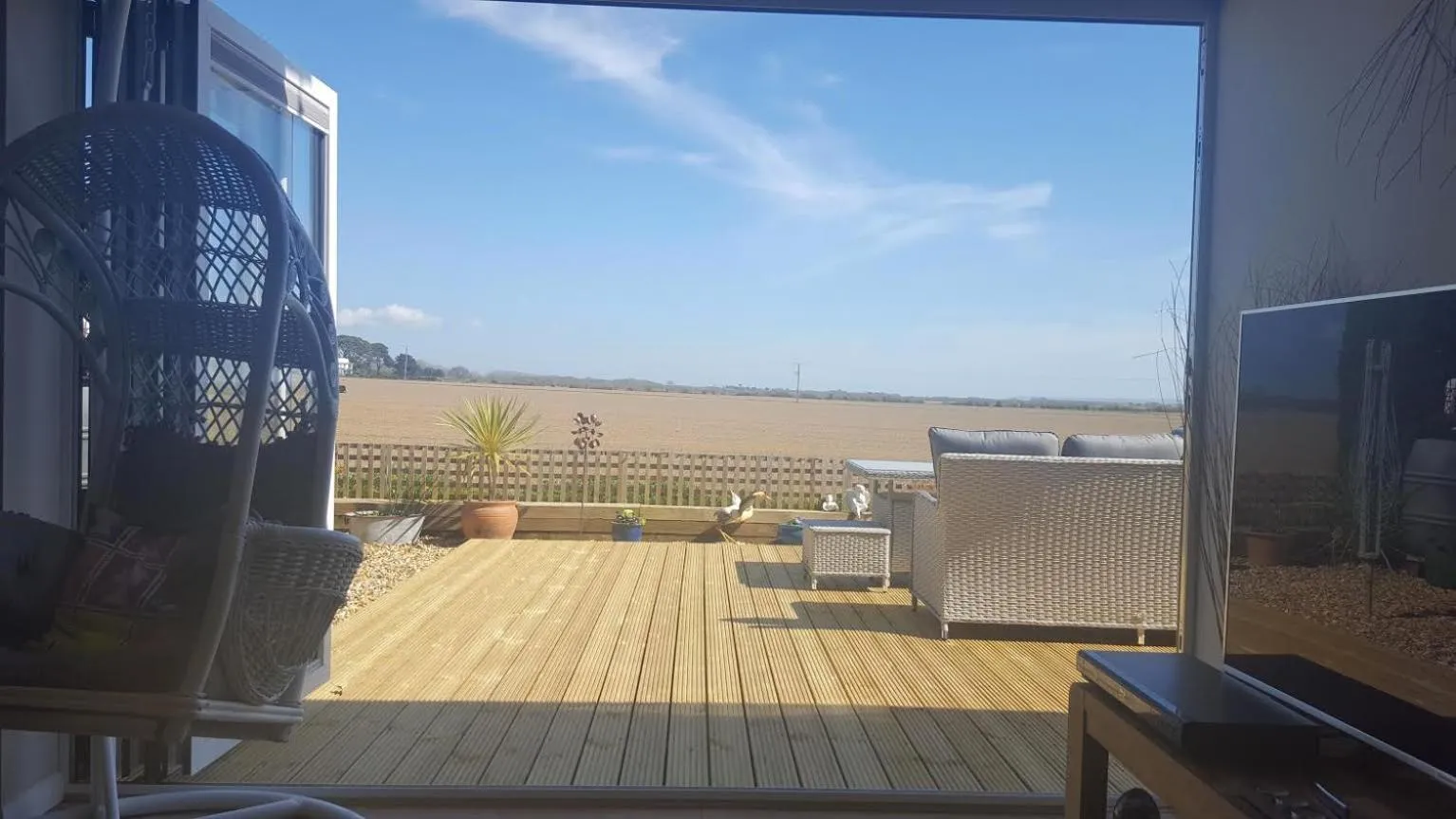 By the sea, home from home sleeps 6