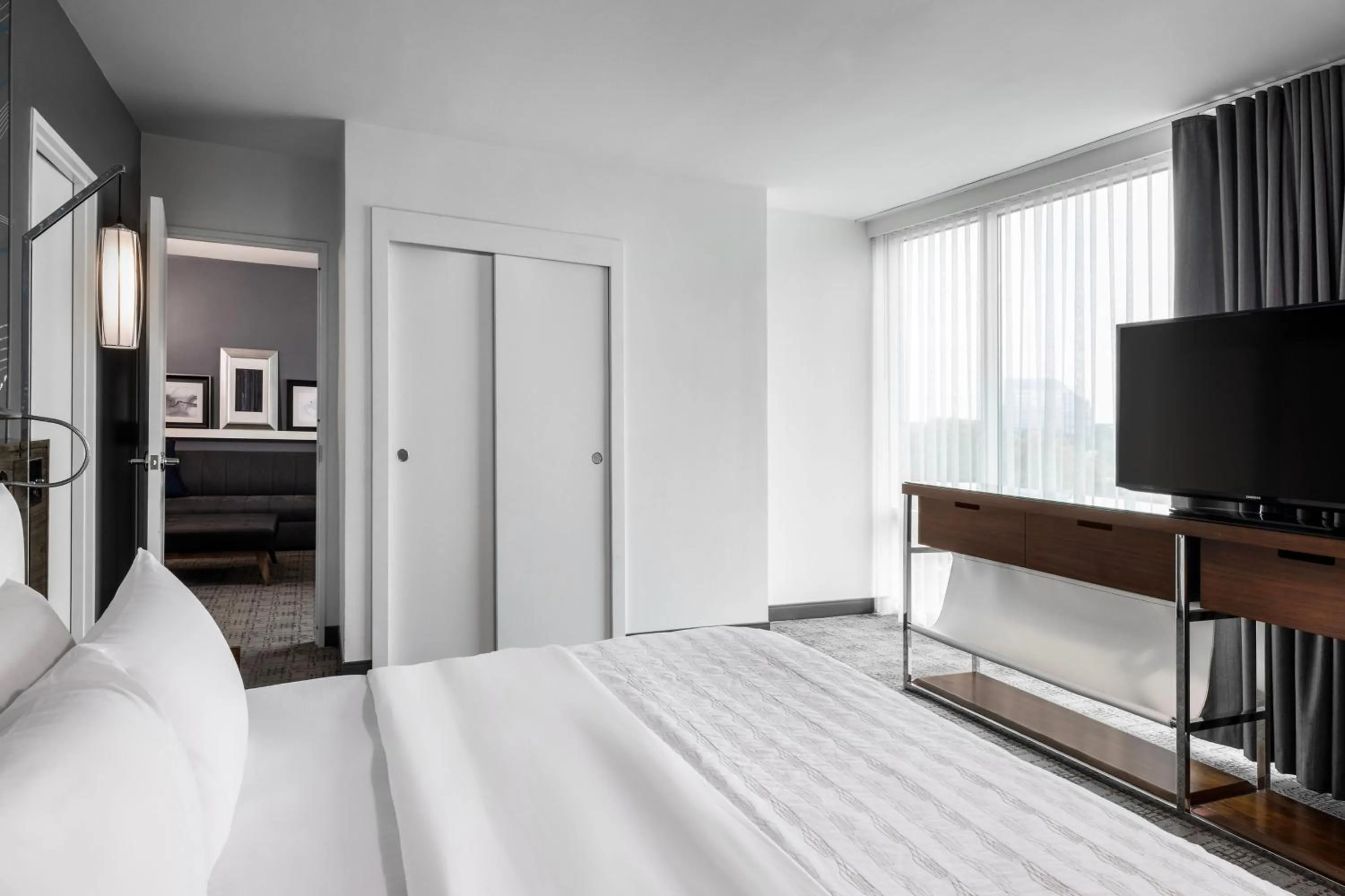 Photo of the whole room, Bed in Le Meridien Atlanta Perimeter