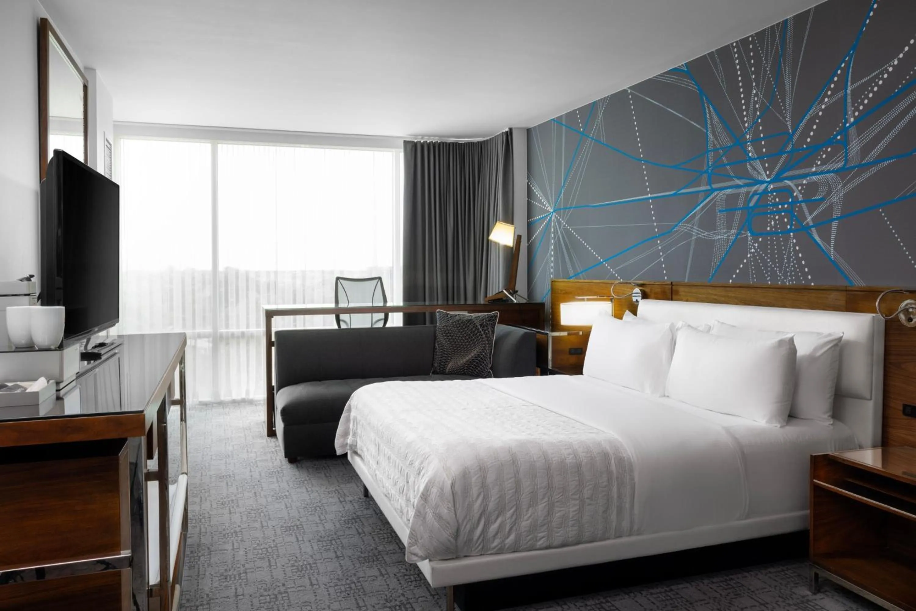 Photo of the whole room, Bed in Le Meridien Atlanta Perimeter