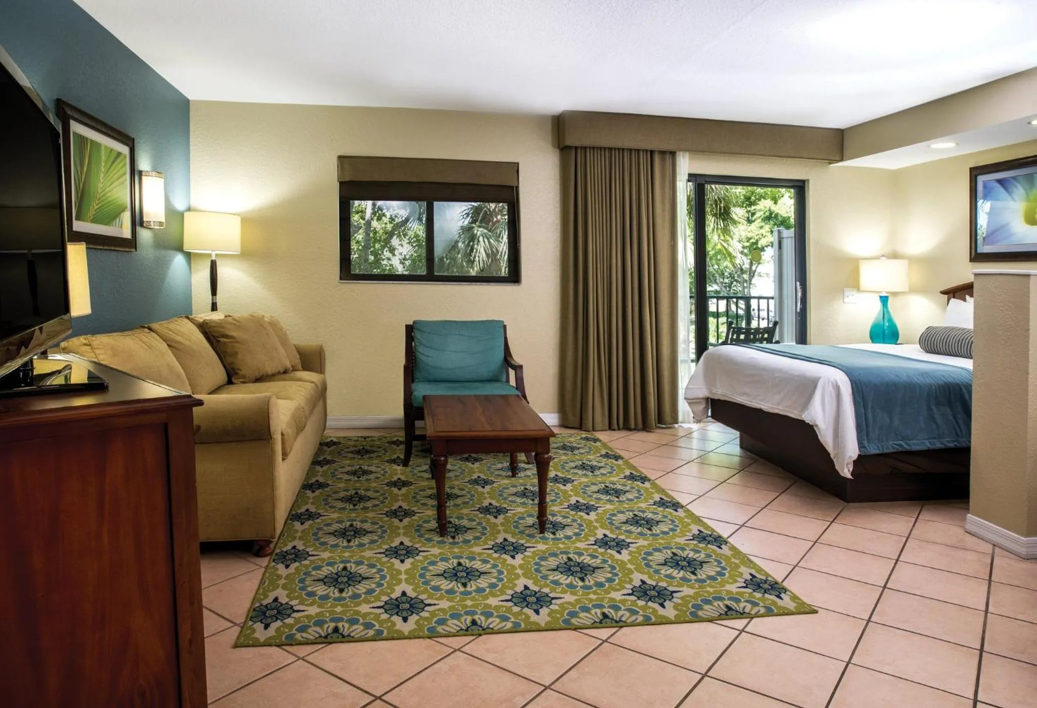 Living room, Bed in Club Wyndham Palm-Aire
