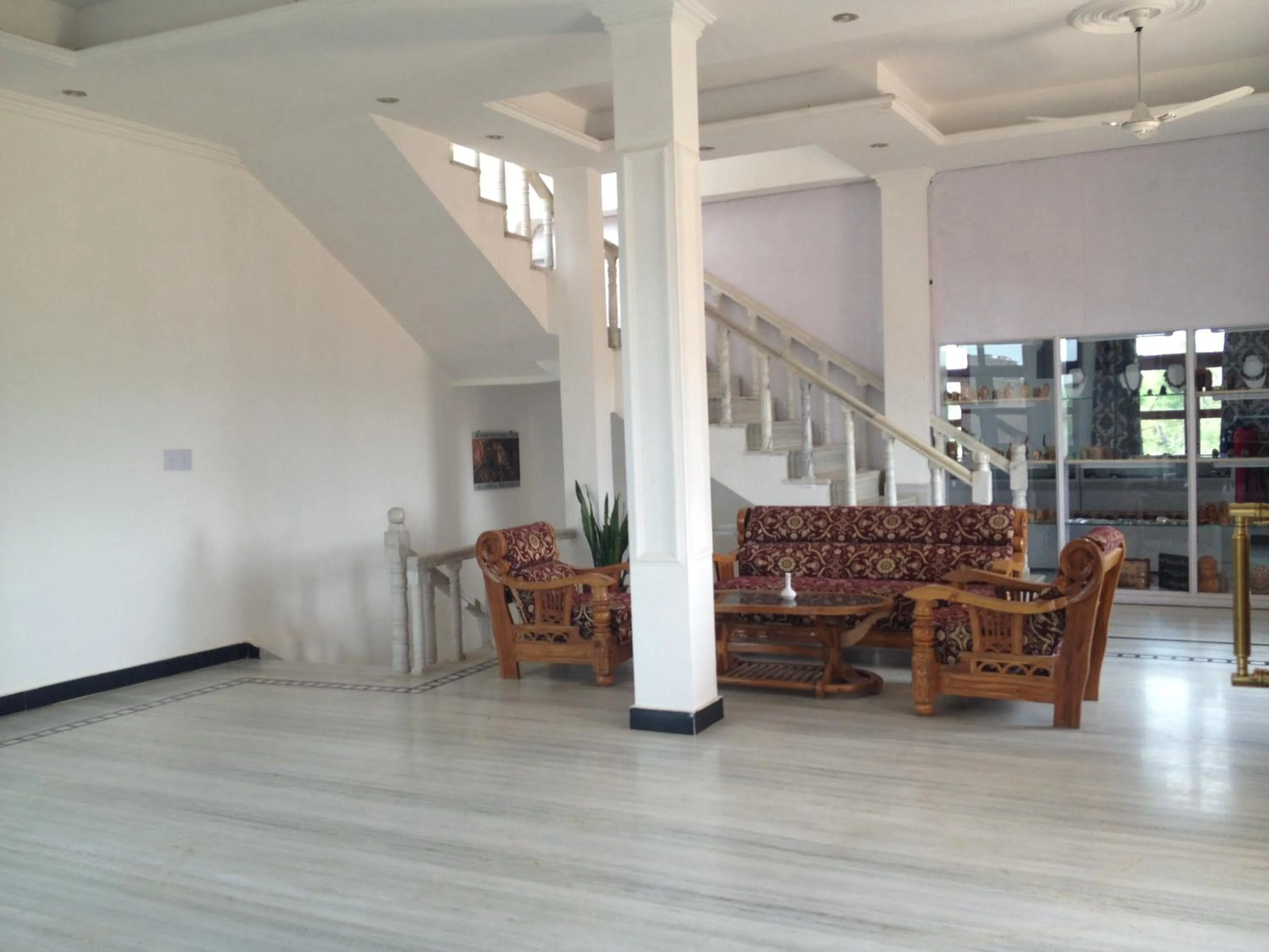 Library in Hotel isabel Palace