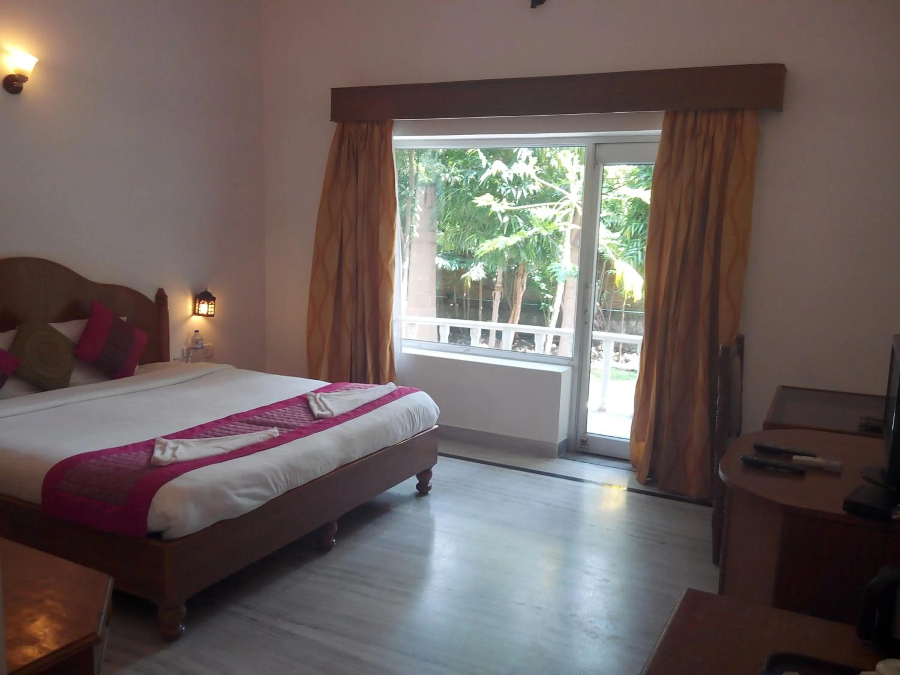 Photo of the whole room, Bed in Hotel isabel Palace