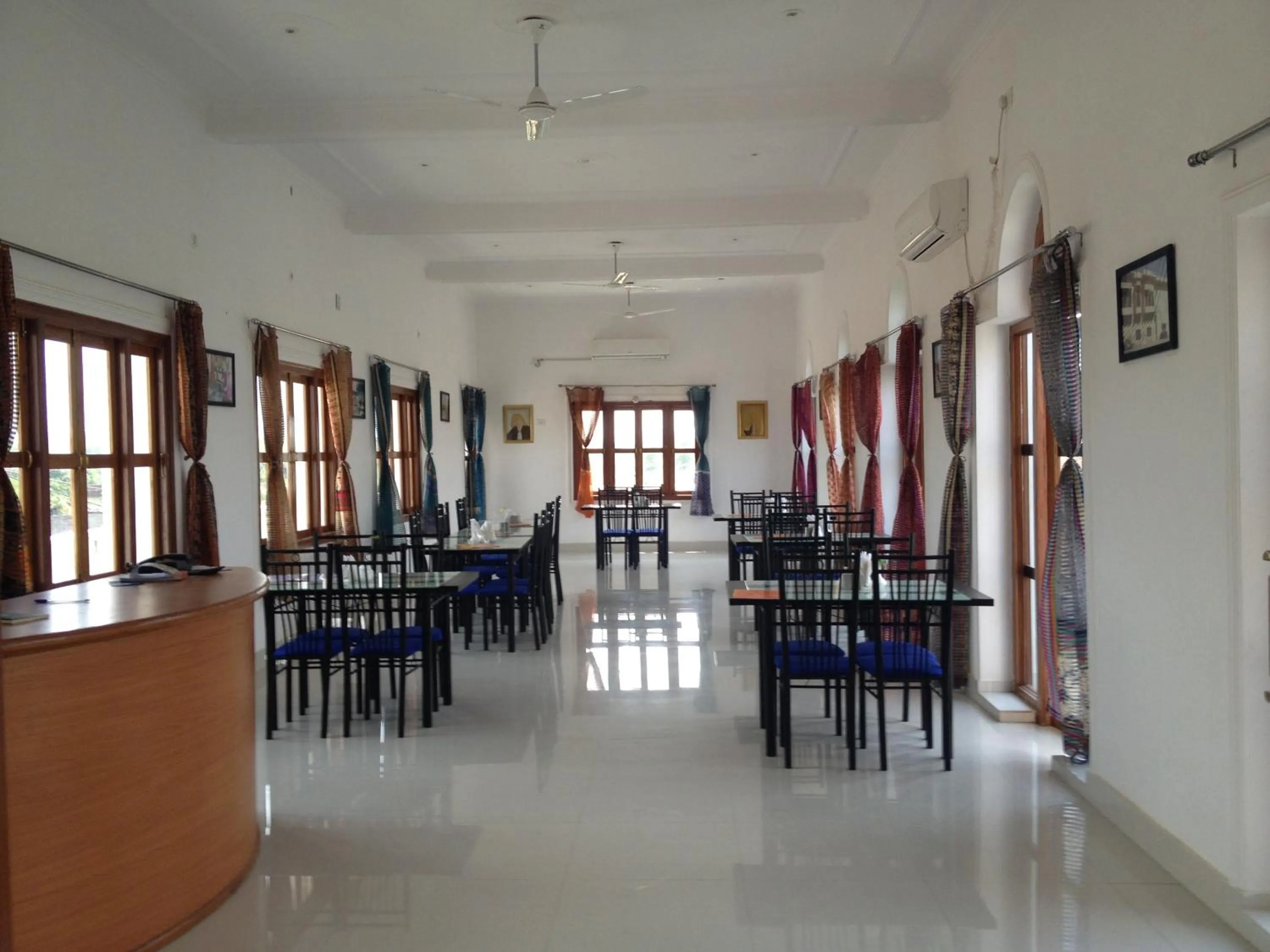 Restaurant/places to eat in Hotel isabel Palace