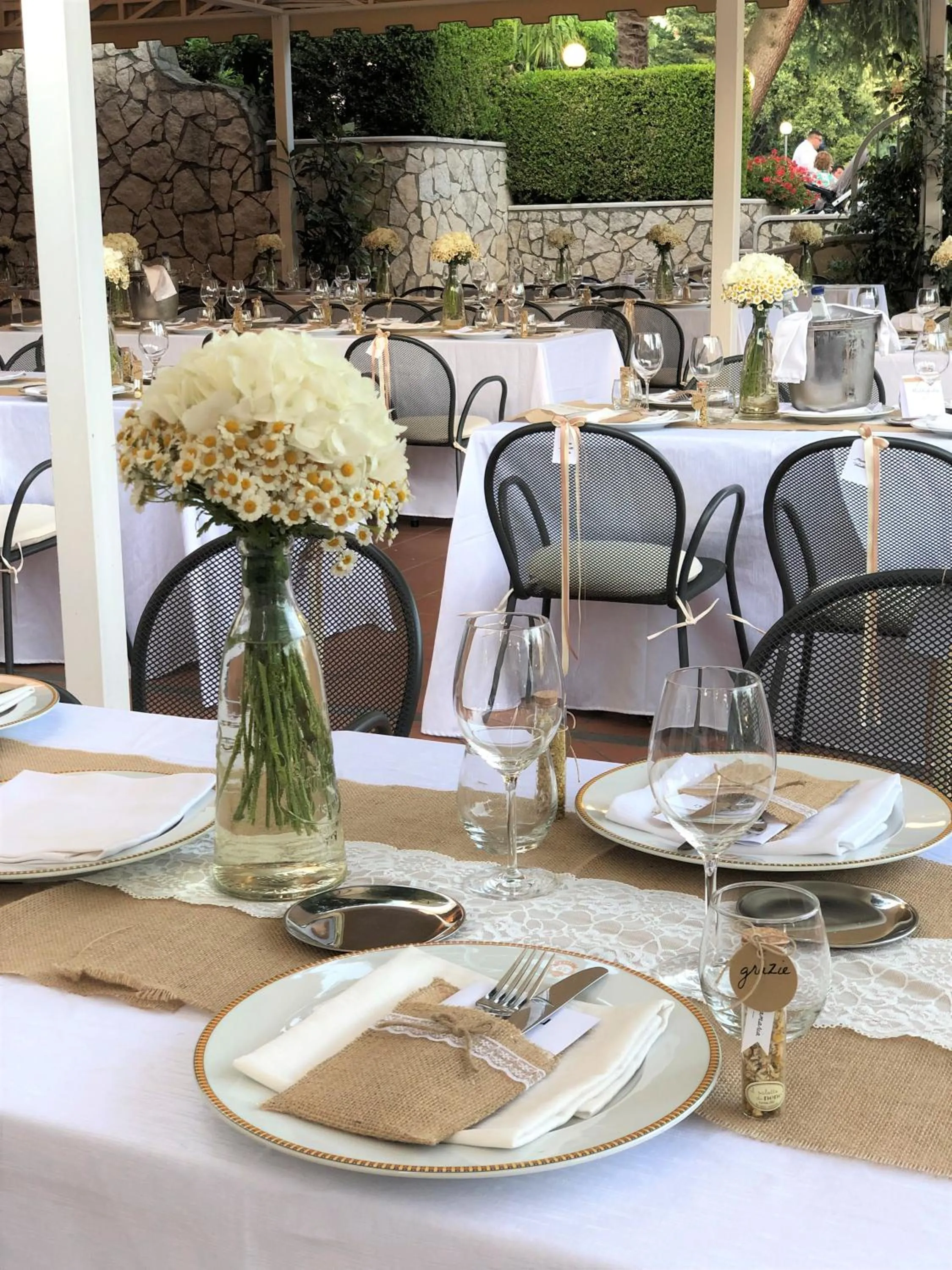 Restaurant/places to eat in Yellow Park Hotel