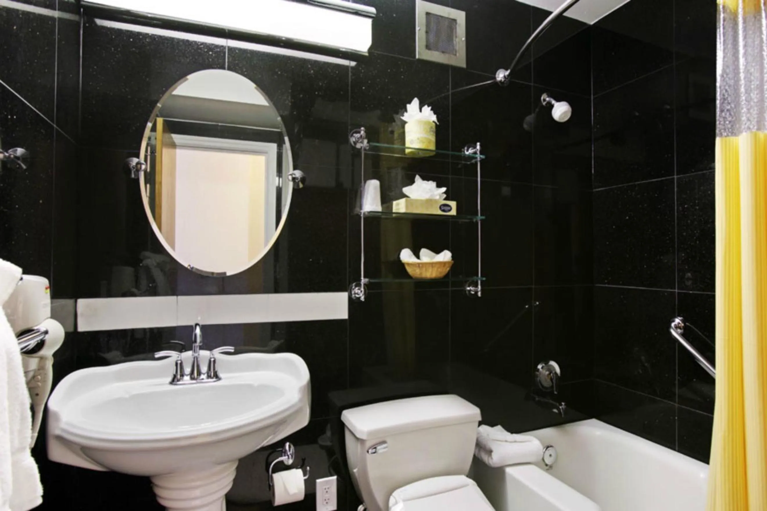 Bathroom in Meadowlands View Hotel