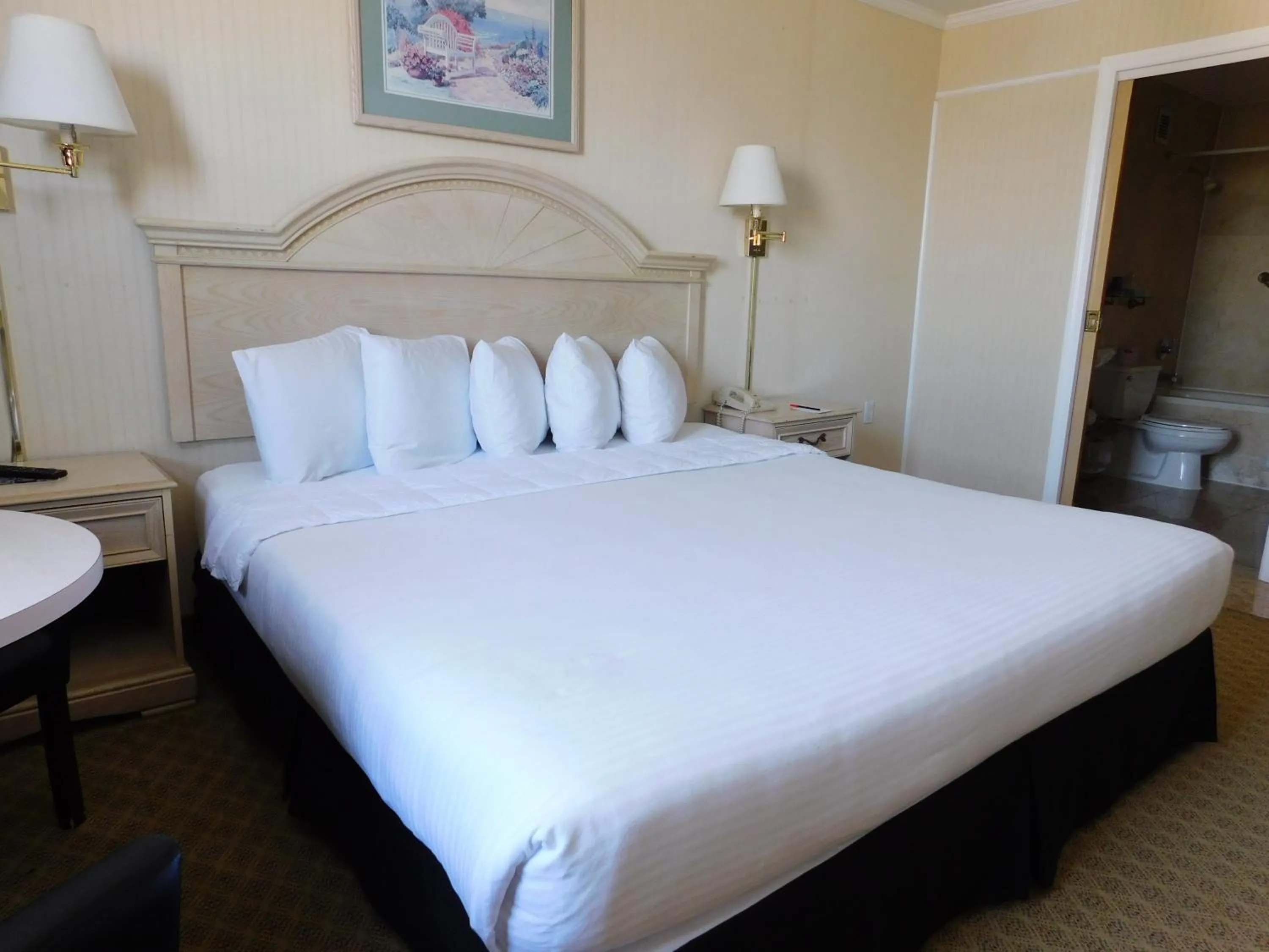 Photo of the whole room, Bed in Meadowlands View Hotel