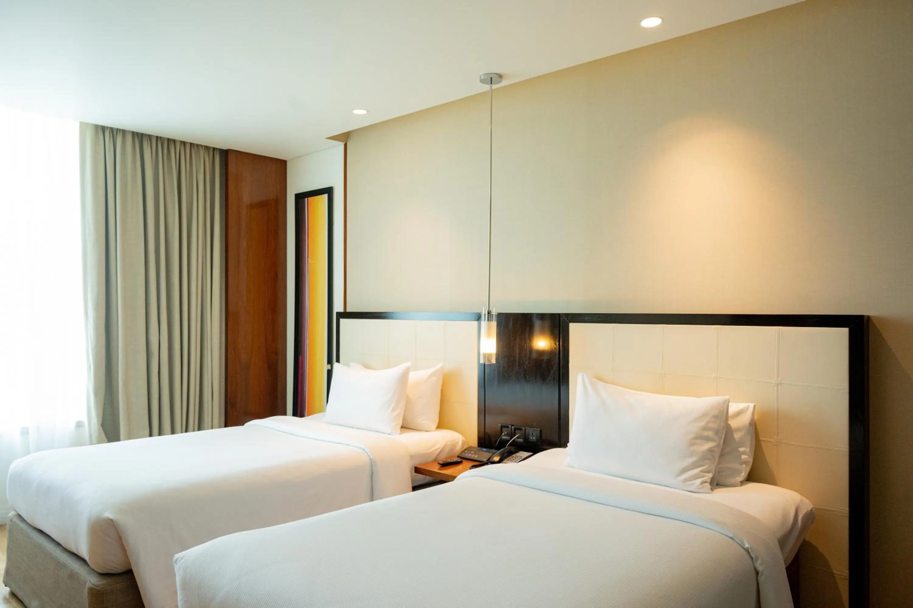 Bed in DoubleTree by Hilton-Pune Chinchwad