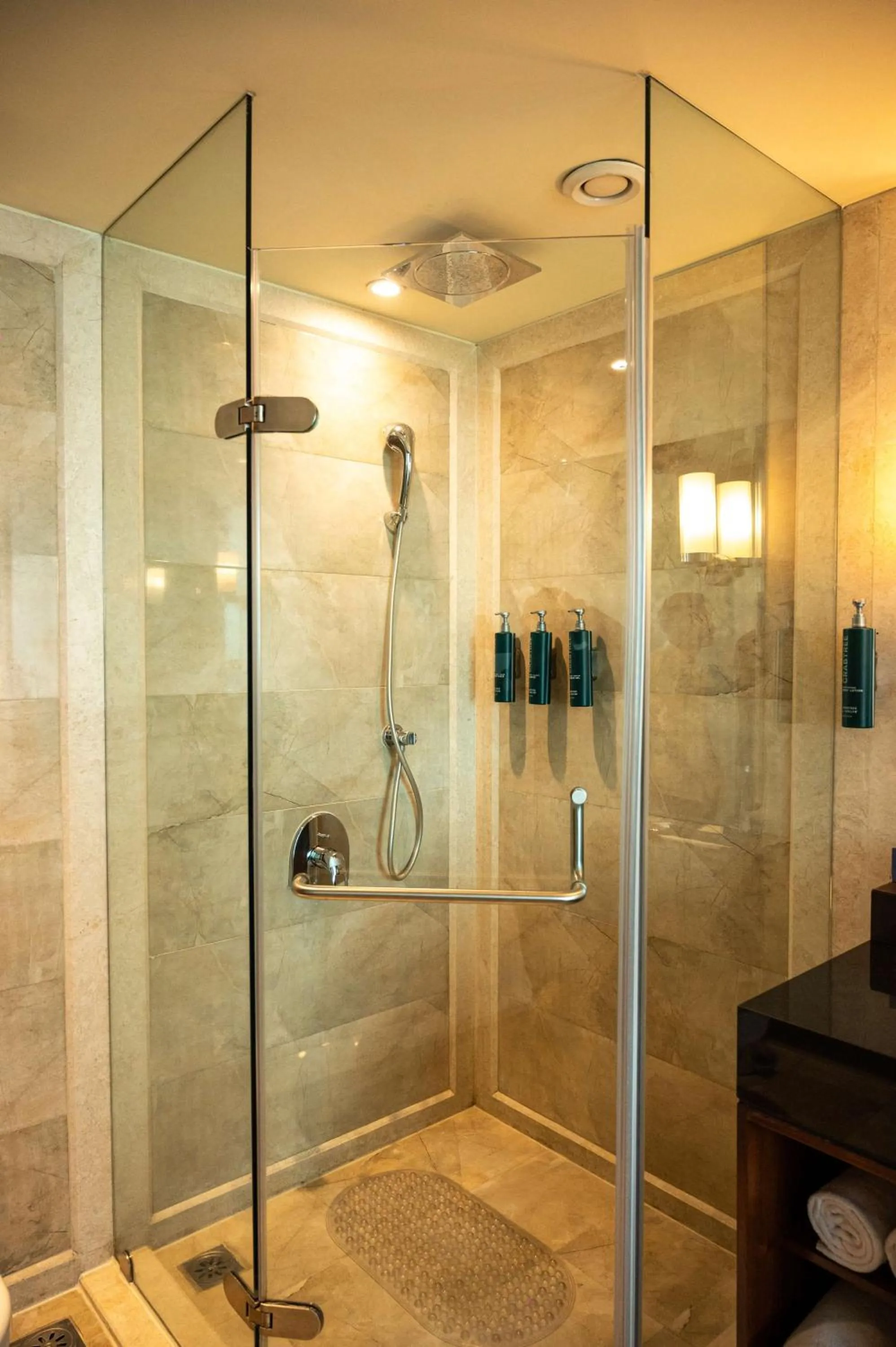 Bathroom in DoubleTree by Hilton-Pune Chinchwad