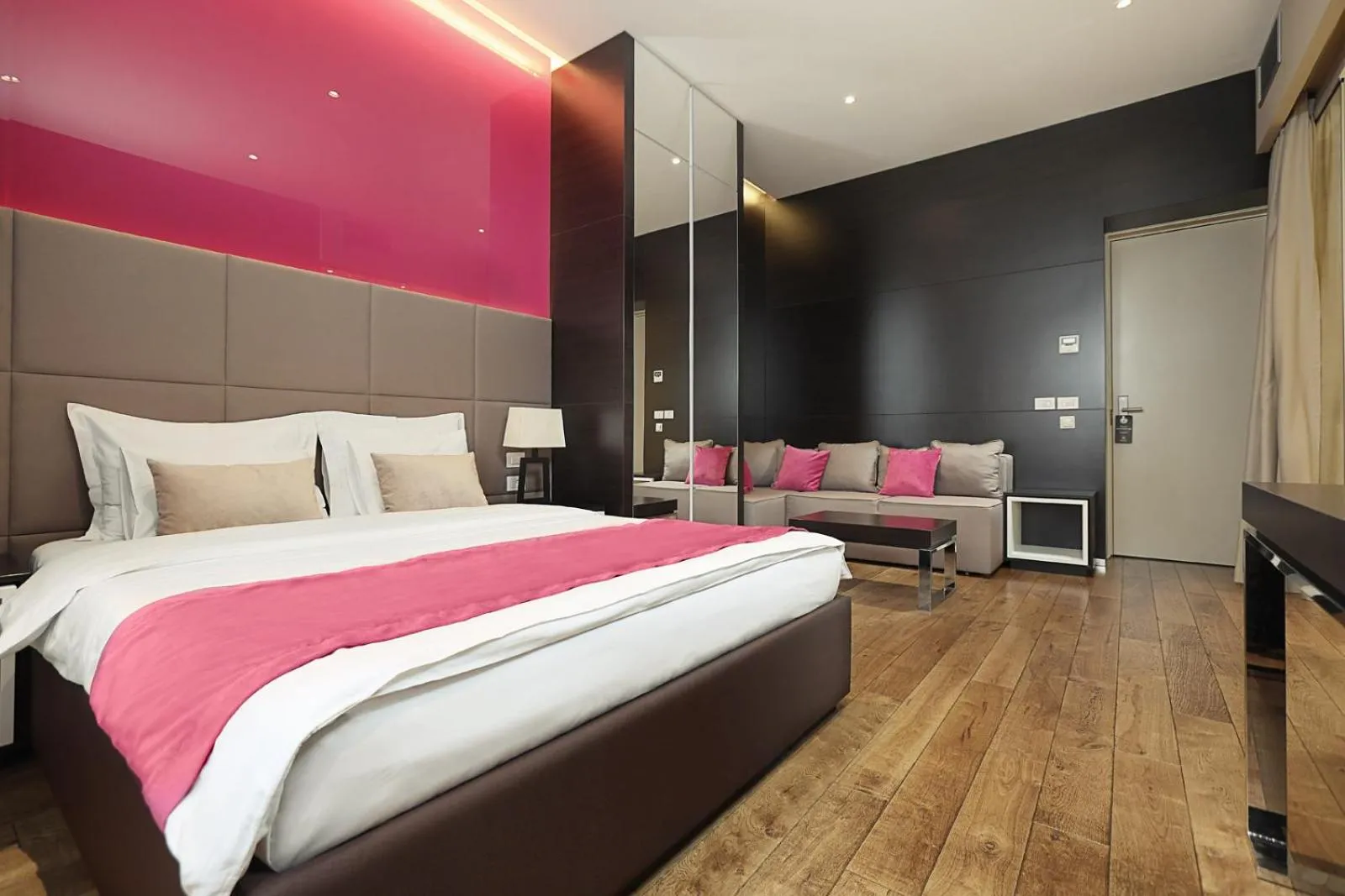 Bed in Maccani Black Luxury Suites