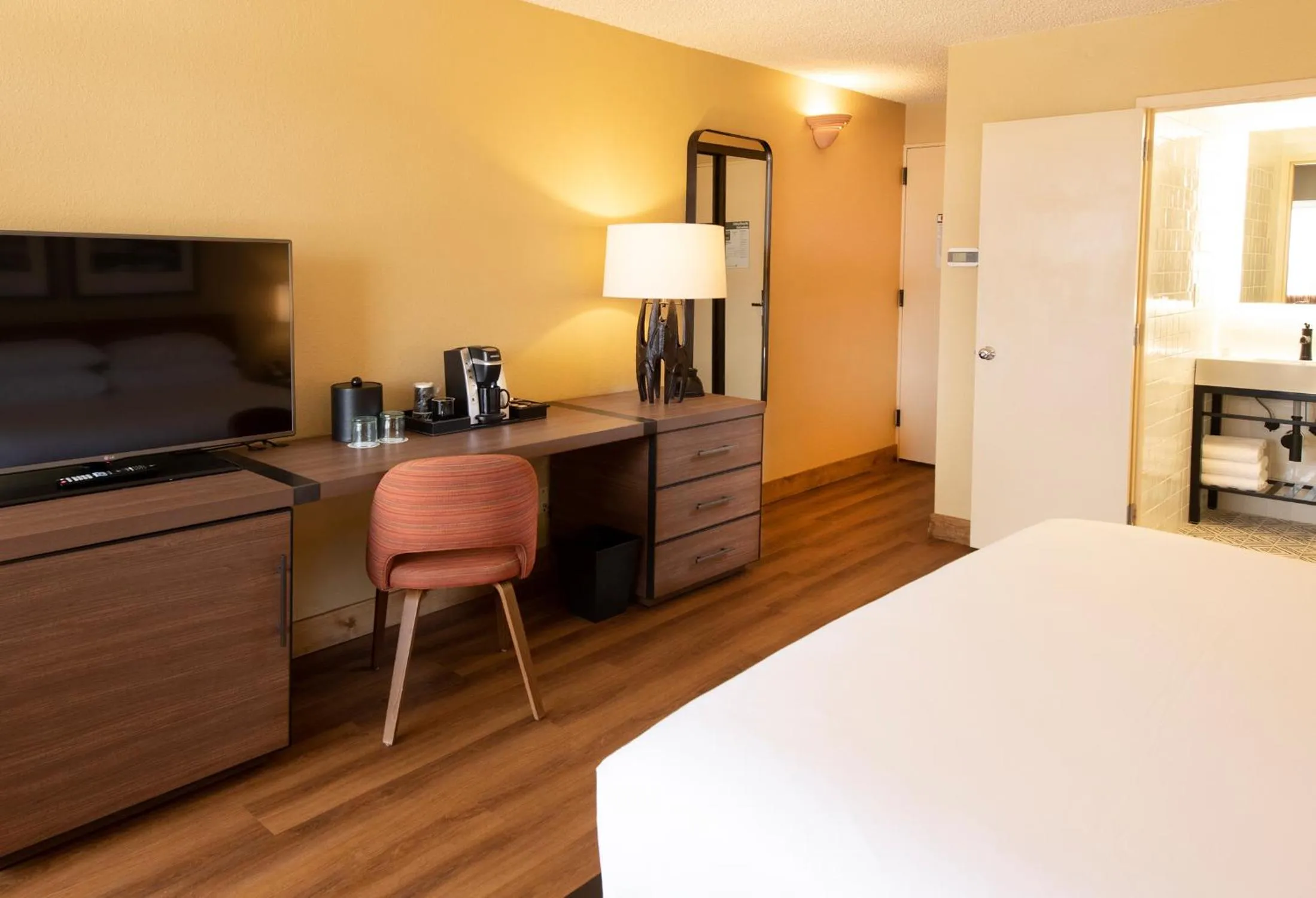 Seating area, Bed in Hotel Albuquerque At Old Town