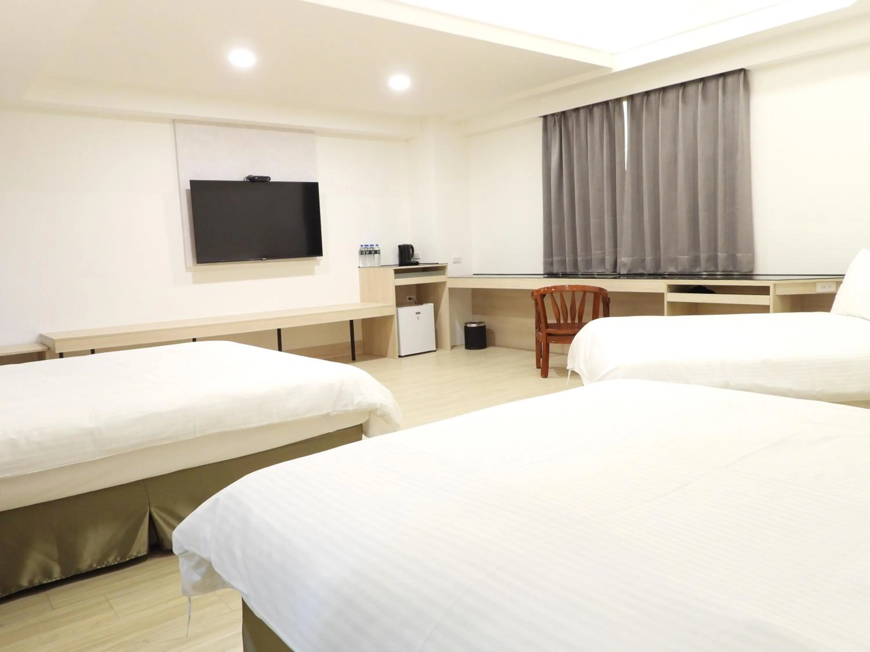 Communal lounge/ TV room, Bed in Etung Hotel