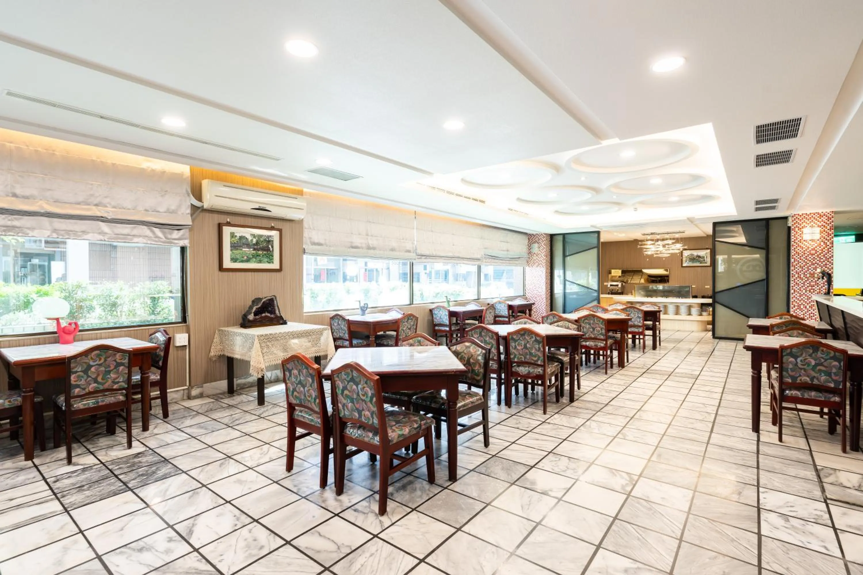 Restaurant/places to eat in Etung Hotel