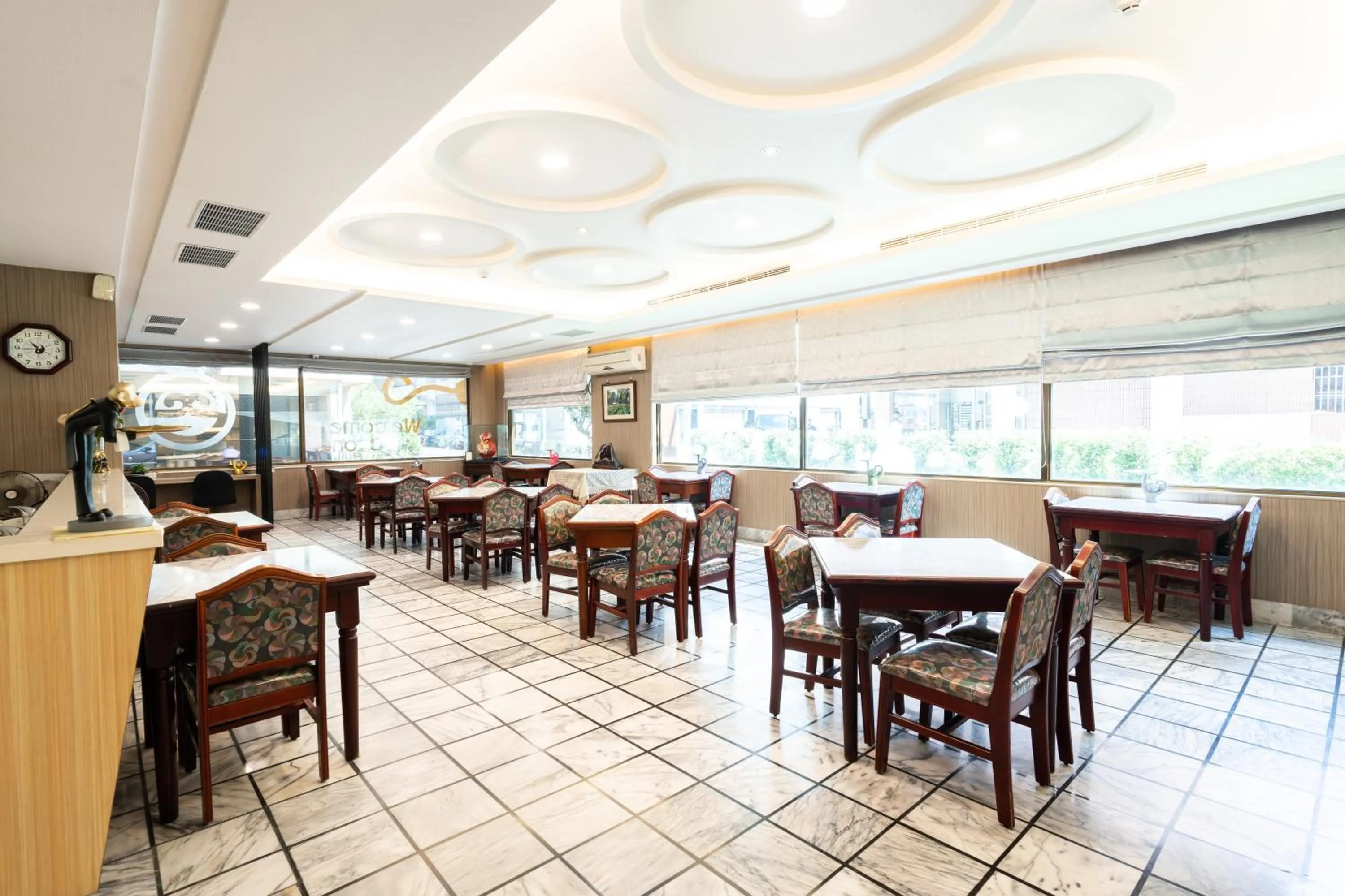 Restaurant/places to eat in Etung Hotel