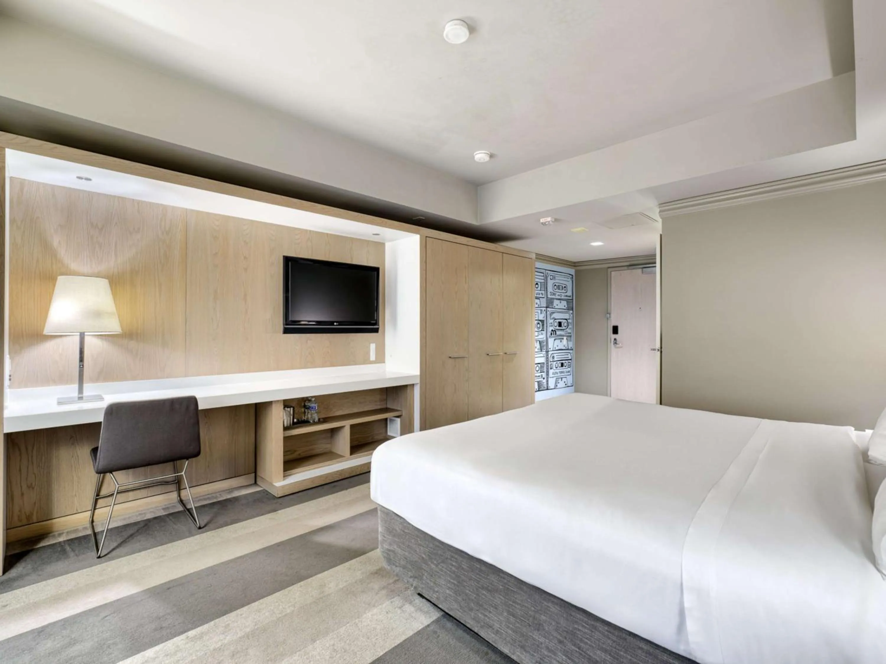 Bedroom, Bed in The Royal Sonesta Minneapolis Downtown