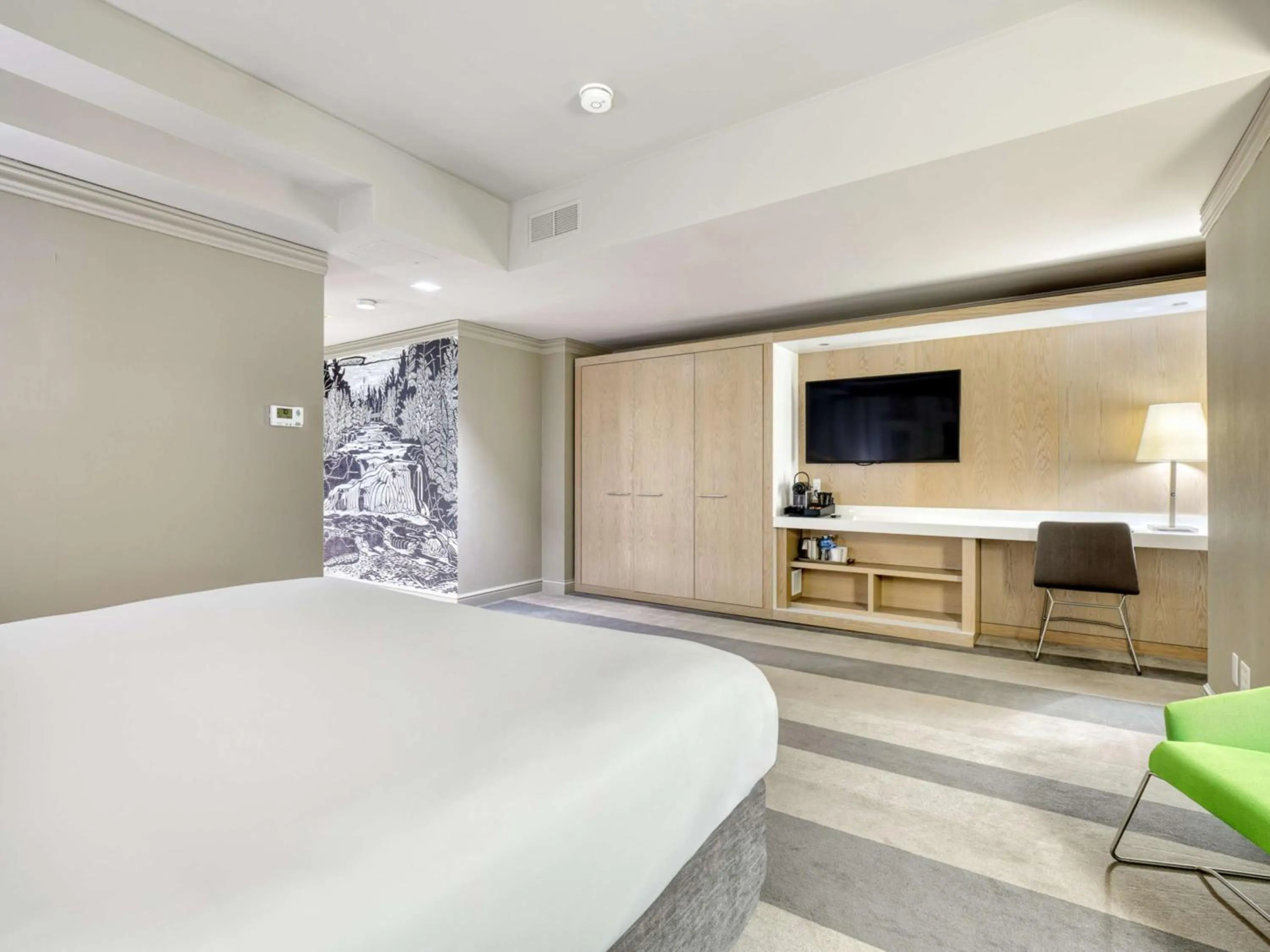 Bedroom, Bed in The Royal Sonesta Minneapolis Downtown