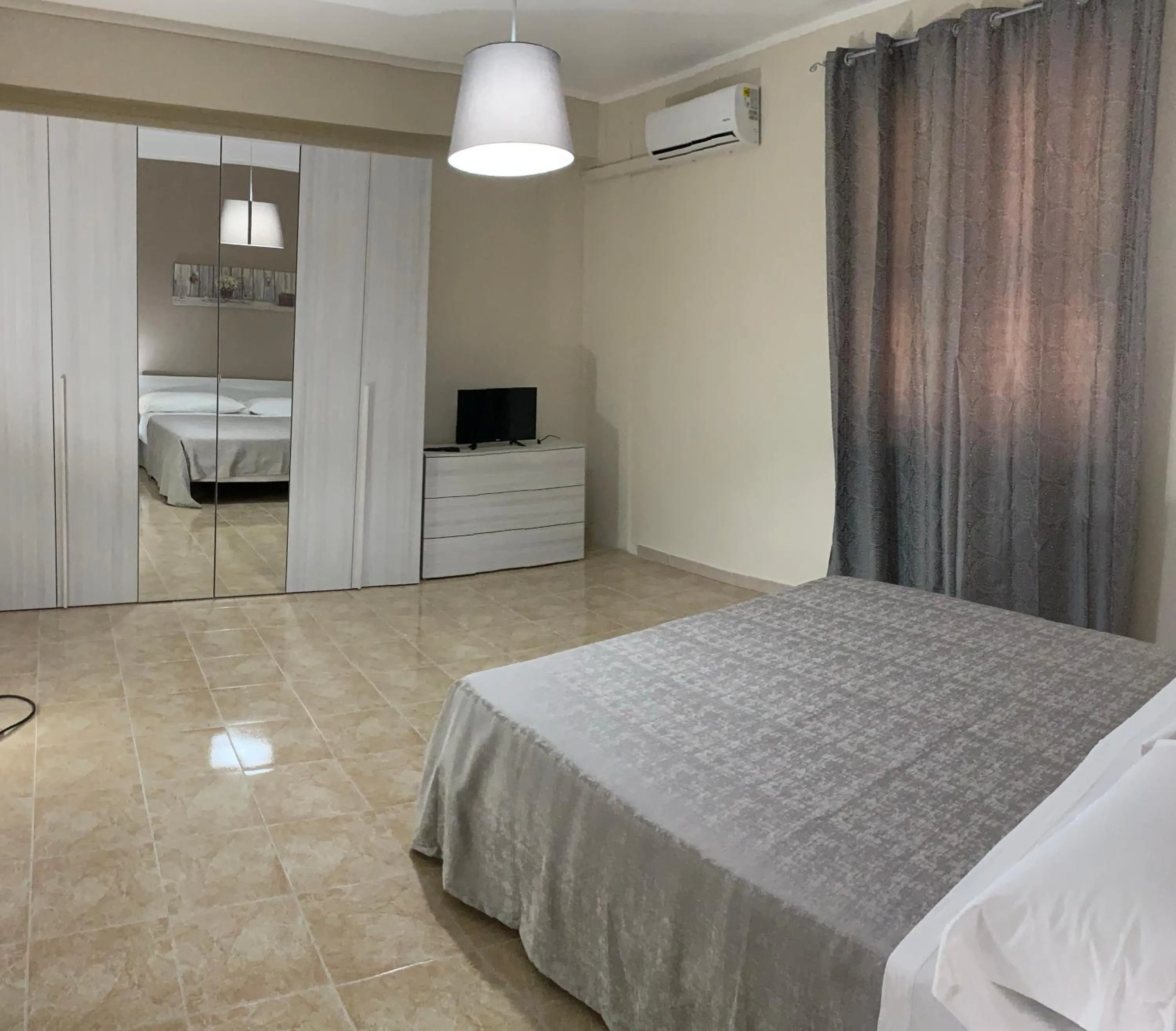 Photo of the whole room, TV/Entertainment Center in Hotel Del Lago