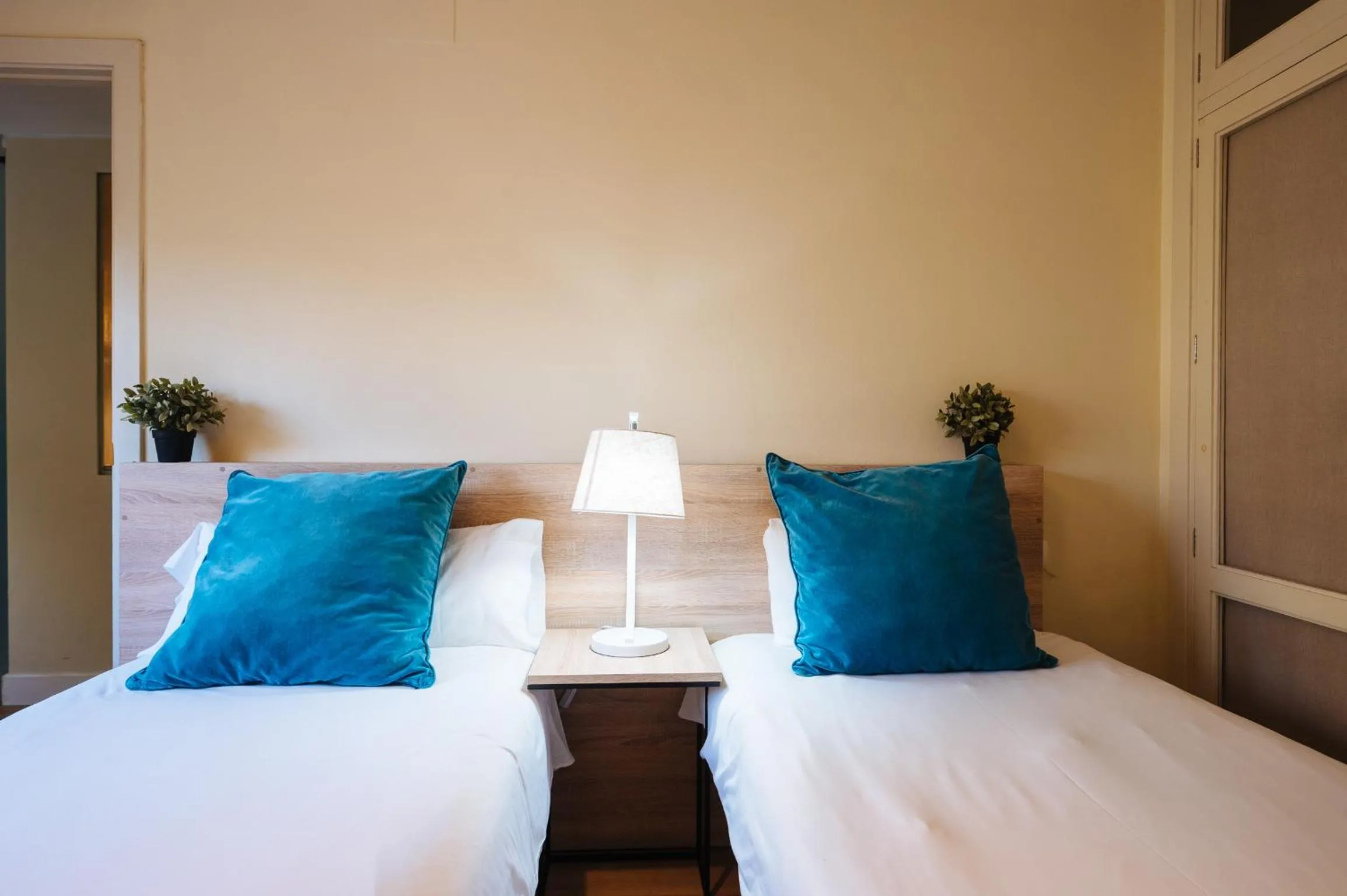 Bed in The Zentral Suites & Apartments