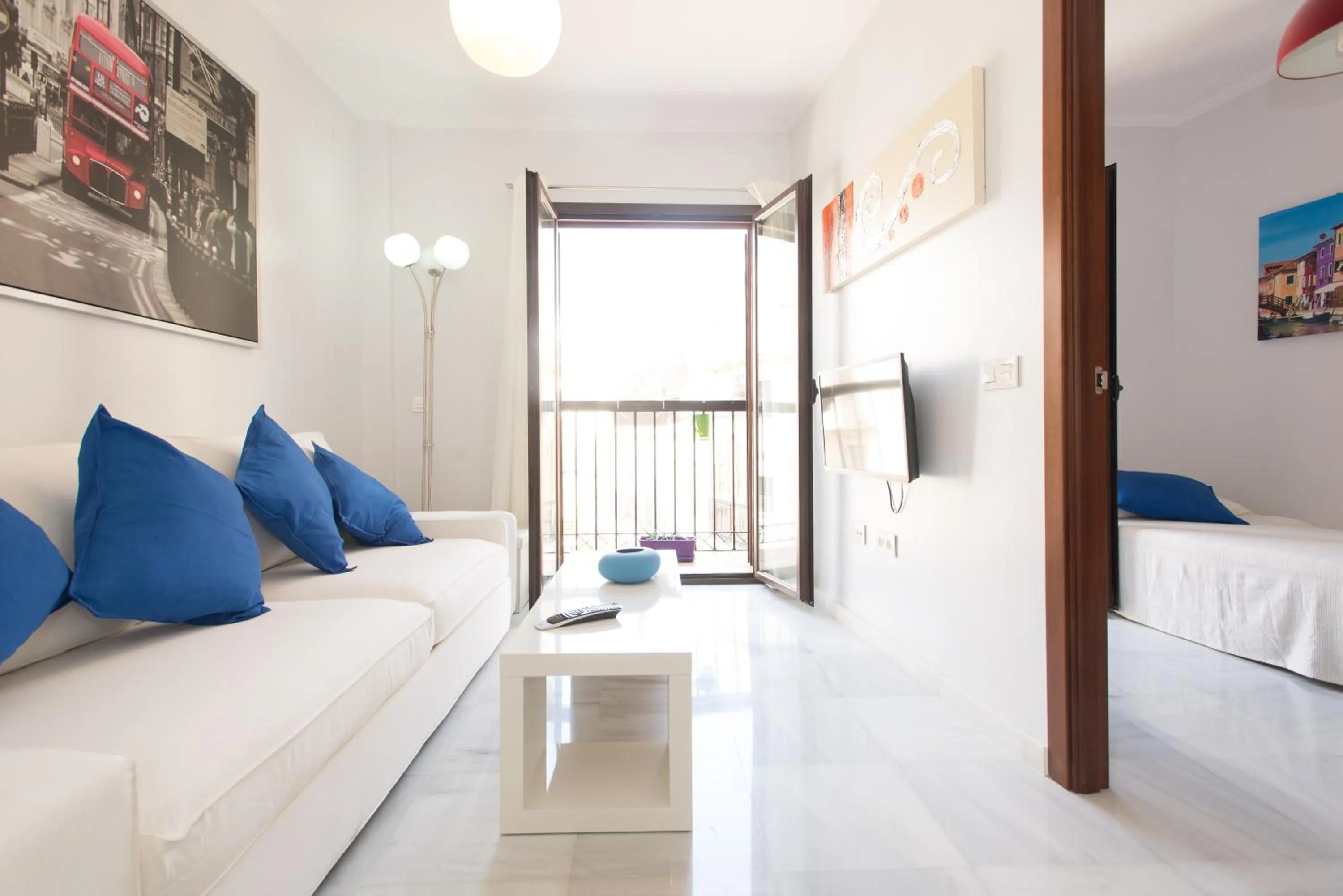 Living room, Bed in The Zentral Suites & Apartments