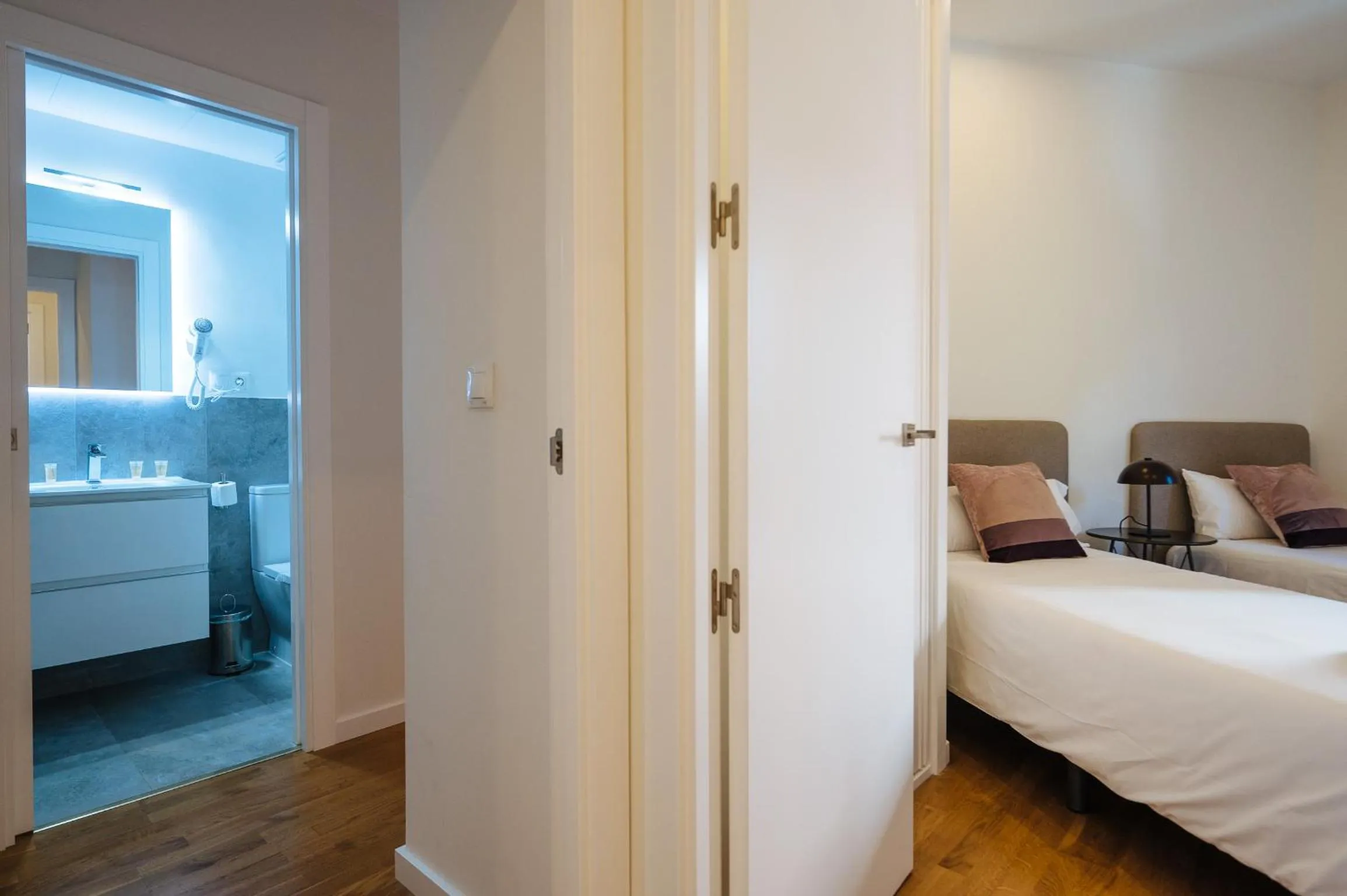 Bathroom, Bed in The Zentral Suites & Apartments