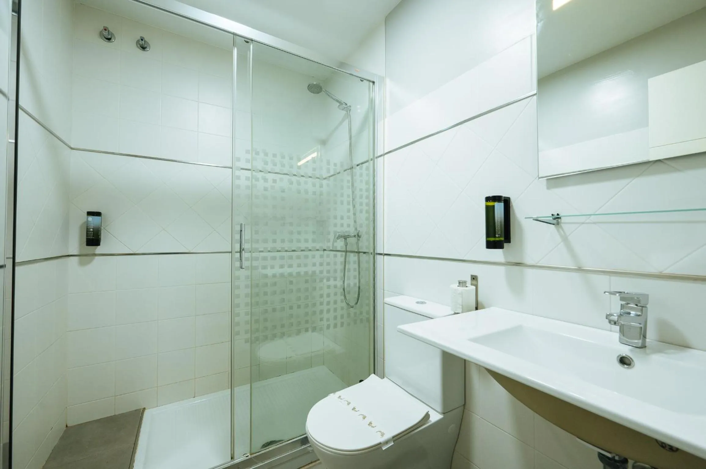 Shower in The Zentral Suites & Apartments