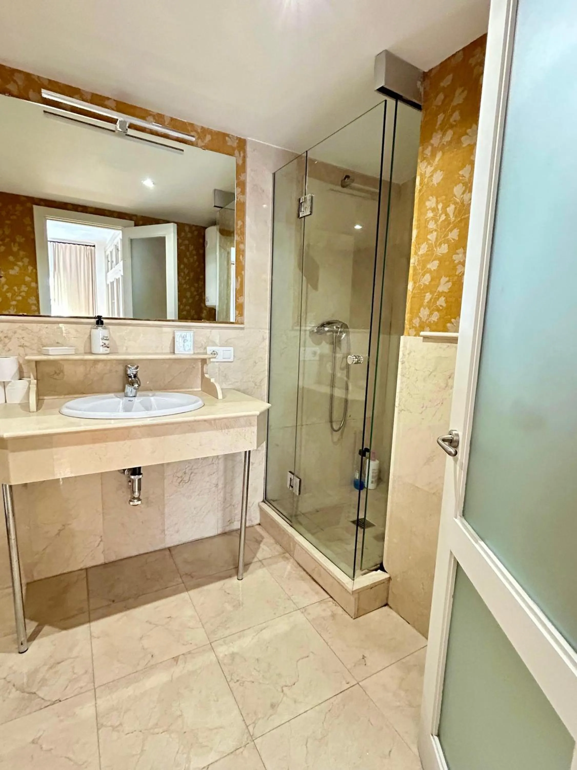Shower in The Zentral Suites & Apartments