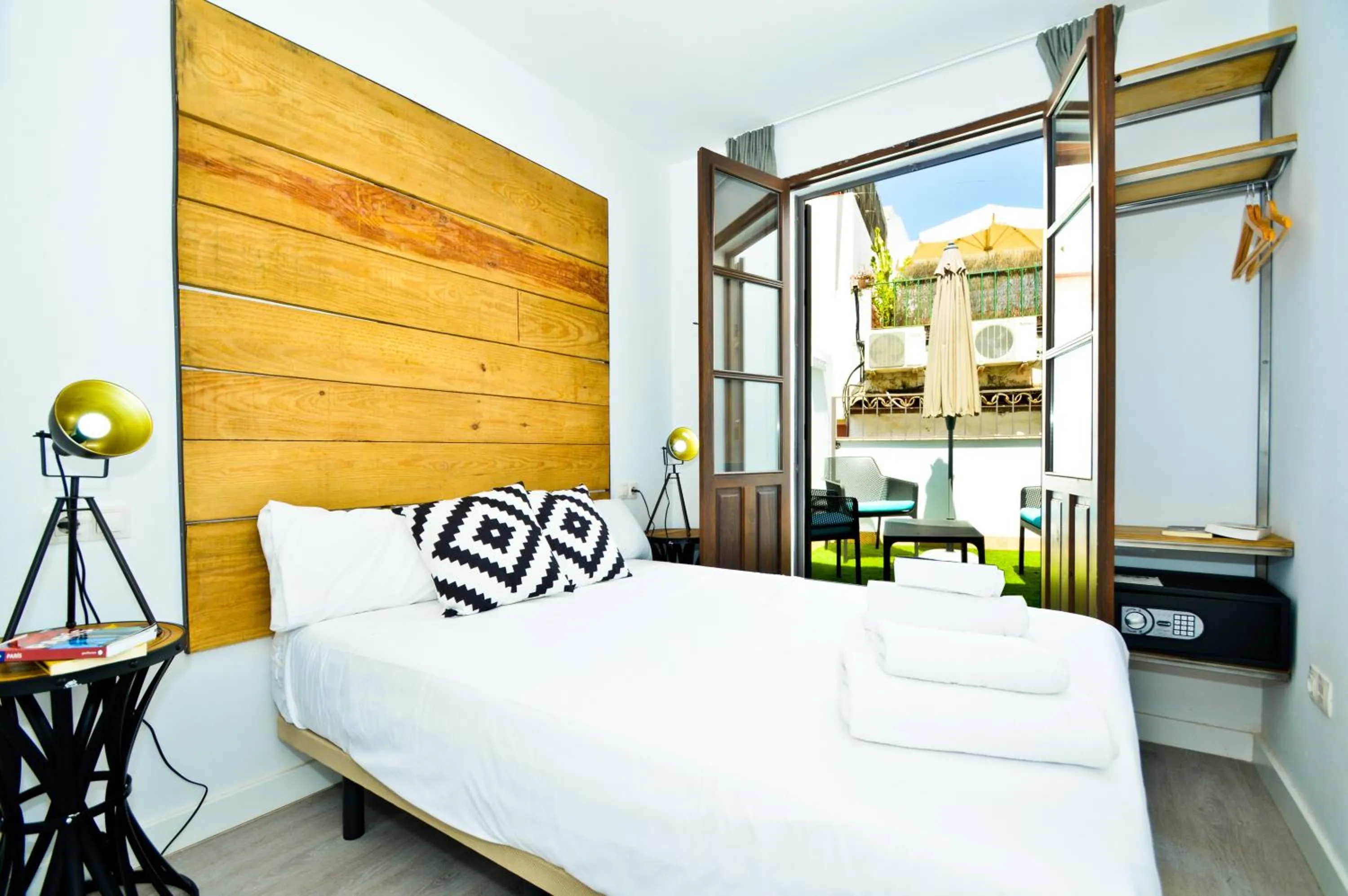 Bed in The Zentral Suites & Apartments