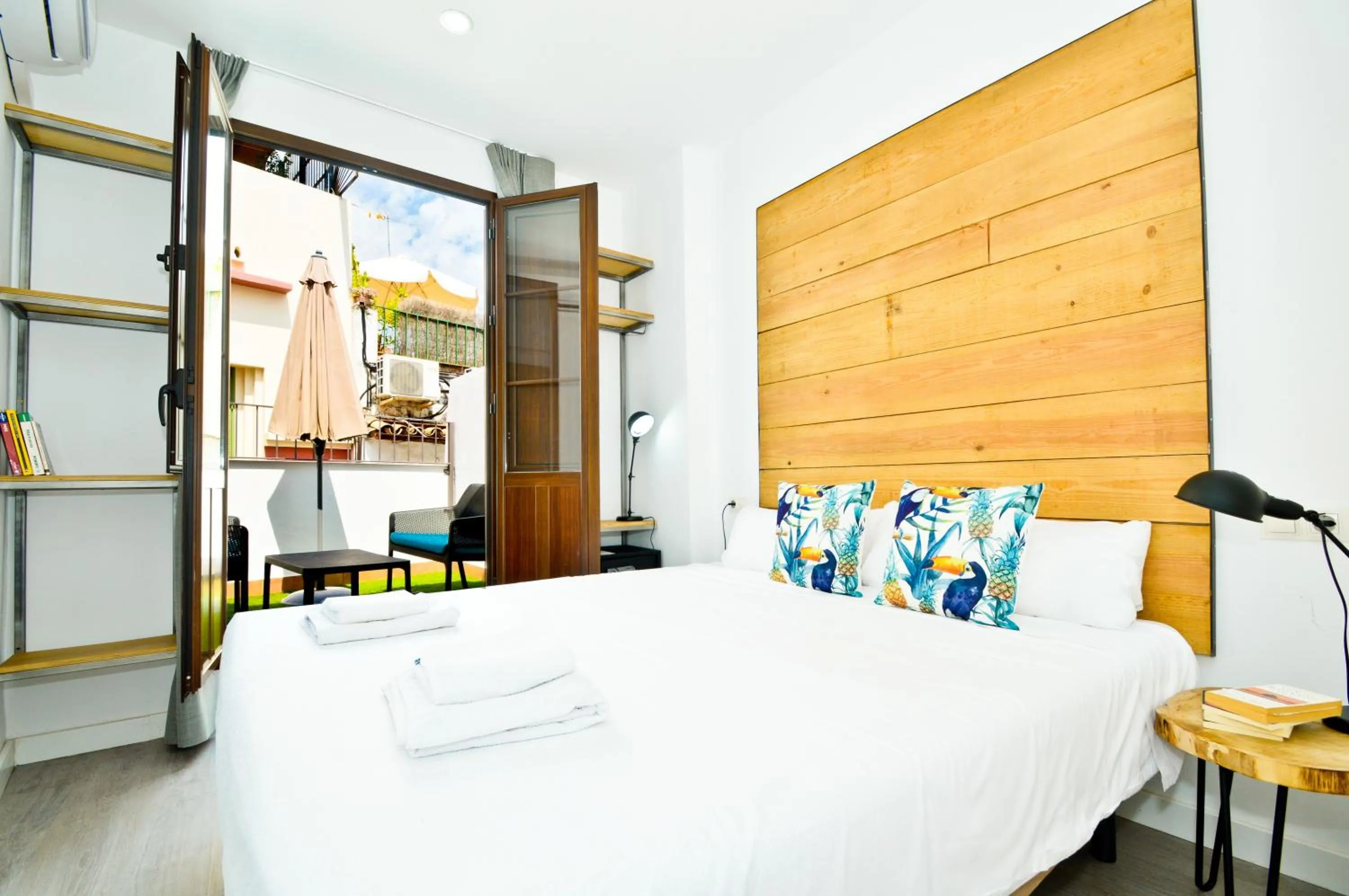 Bed in The Zentral Suites & Apartments