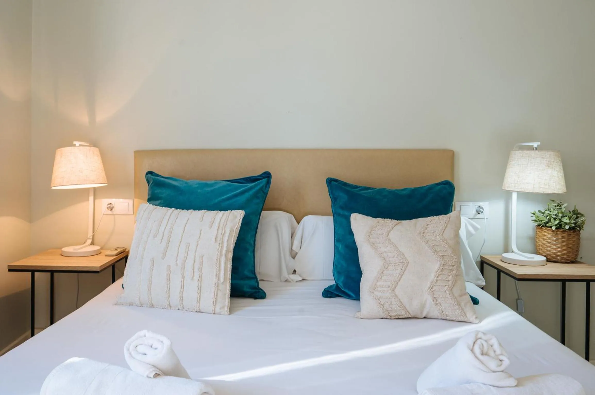 Bed in The Zentral Suites & Apartments