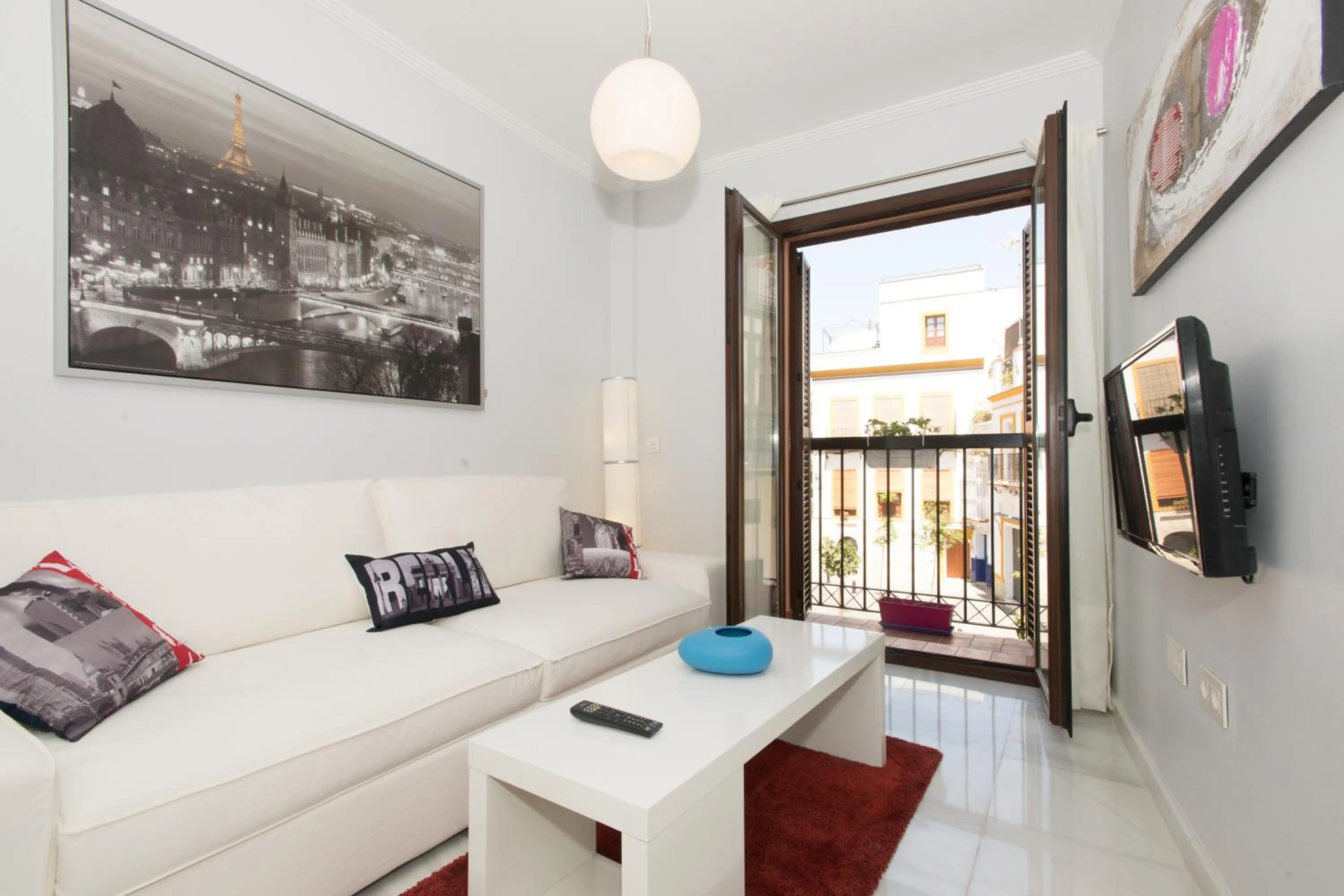 Living room, Bed in The Zentral Suites & Apartments