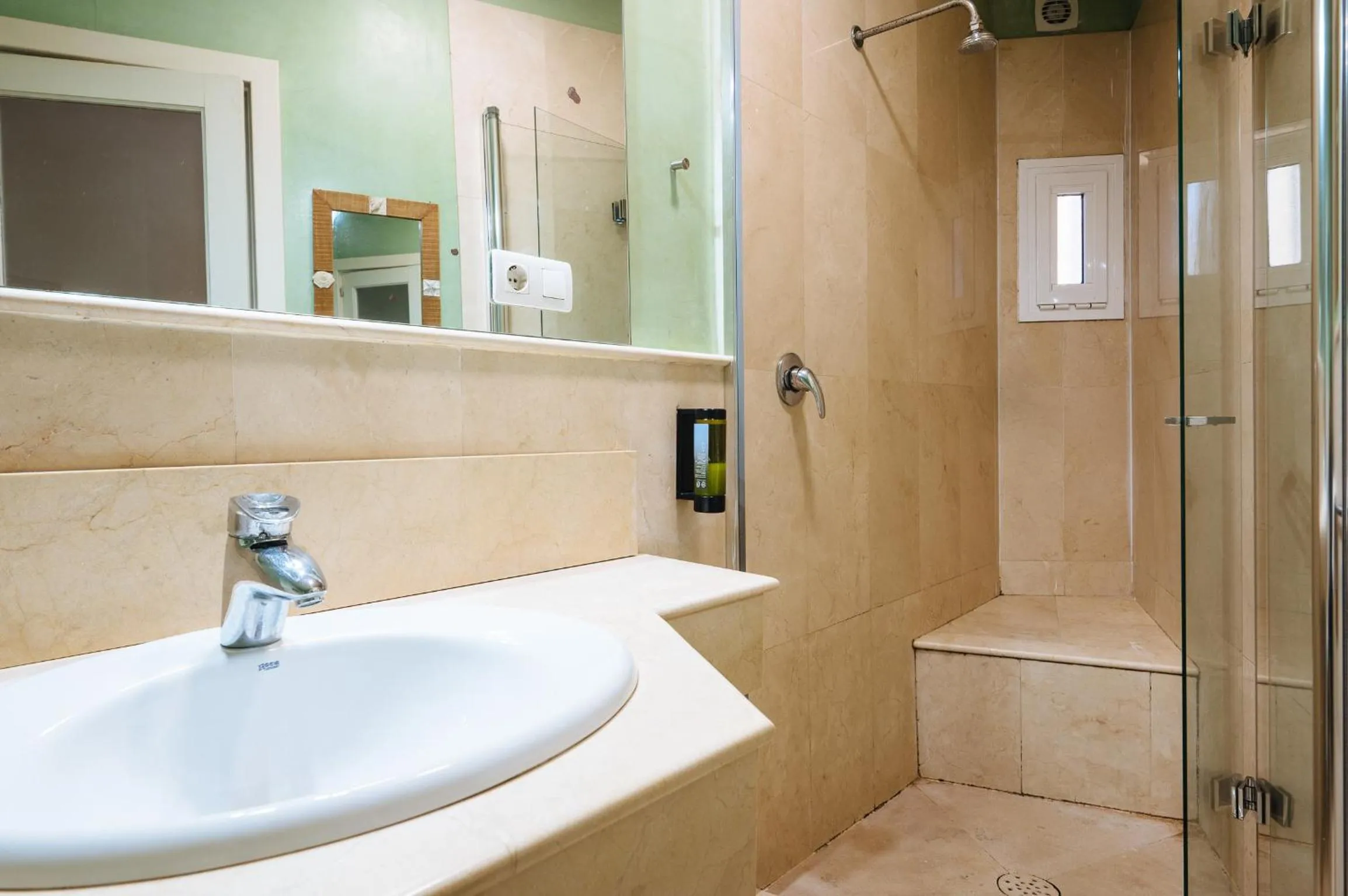 Shower in The Zentral Suites & Apartments