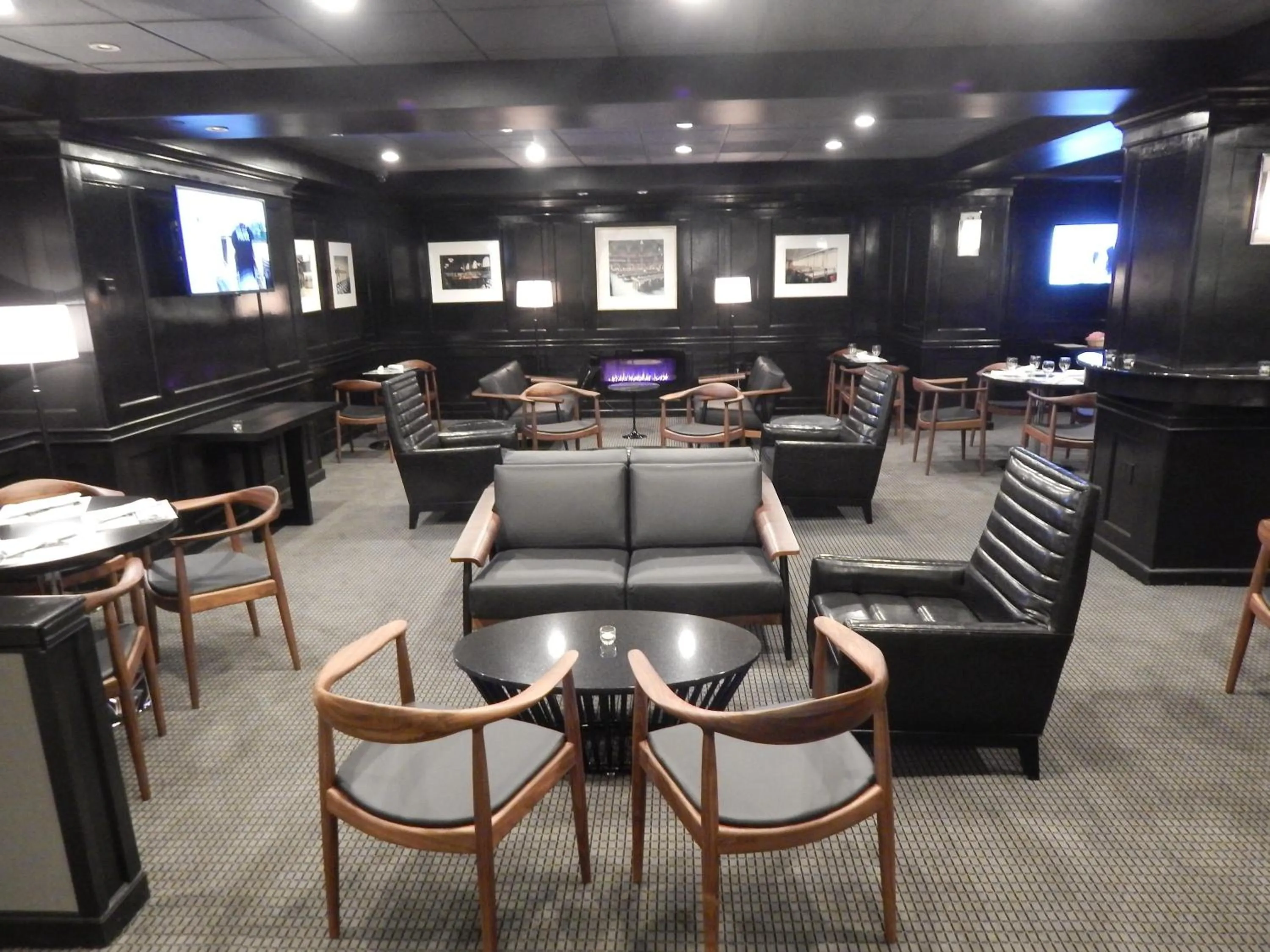 Restaurant/places to eat in Lord Baltimore Hotel