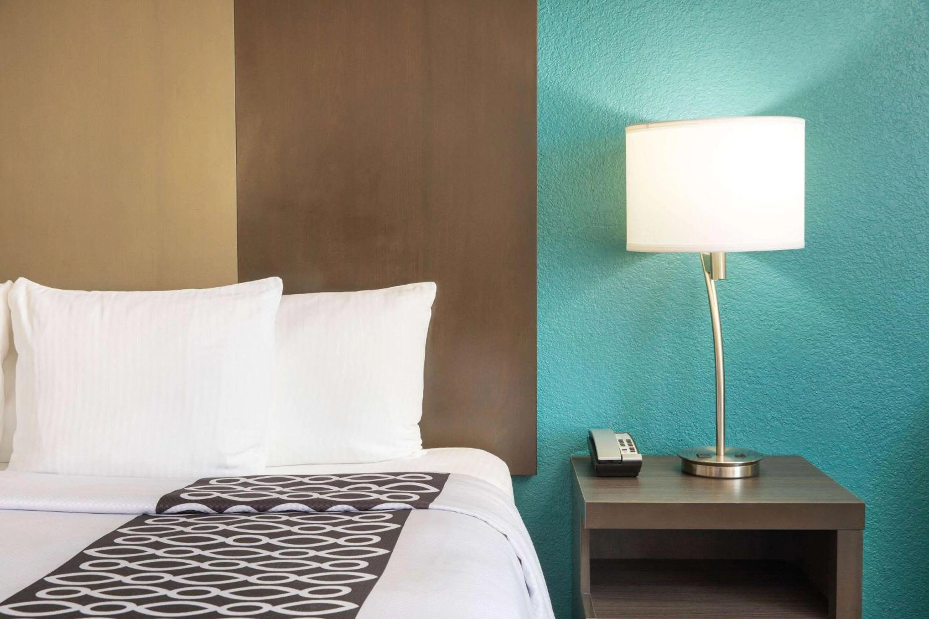 Photo of the whole room, Bed in La Quinta by Wyndham Atlanta Airport North