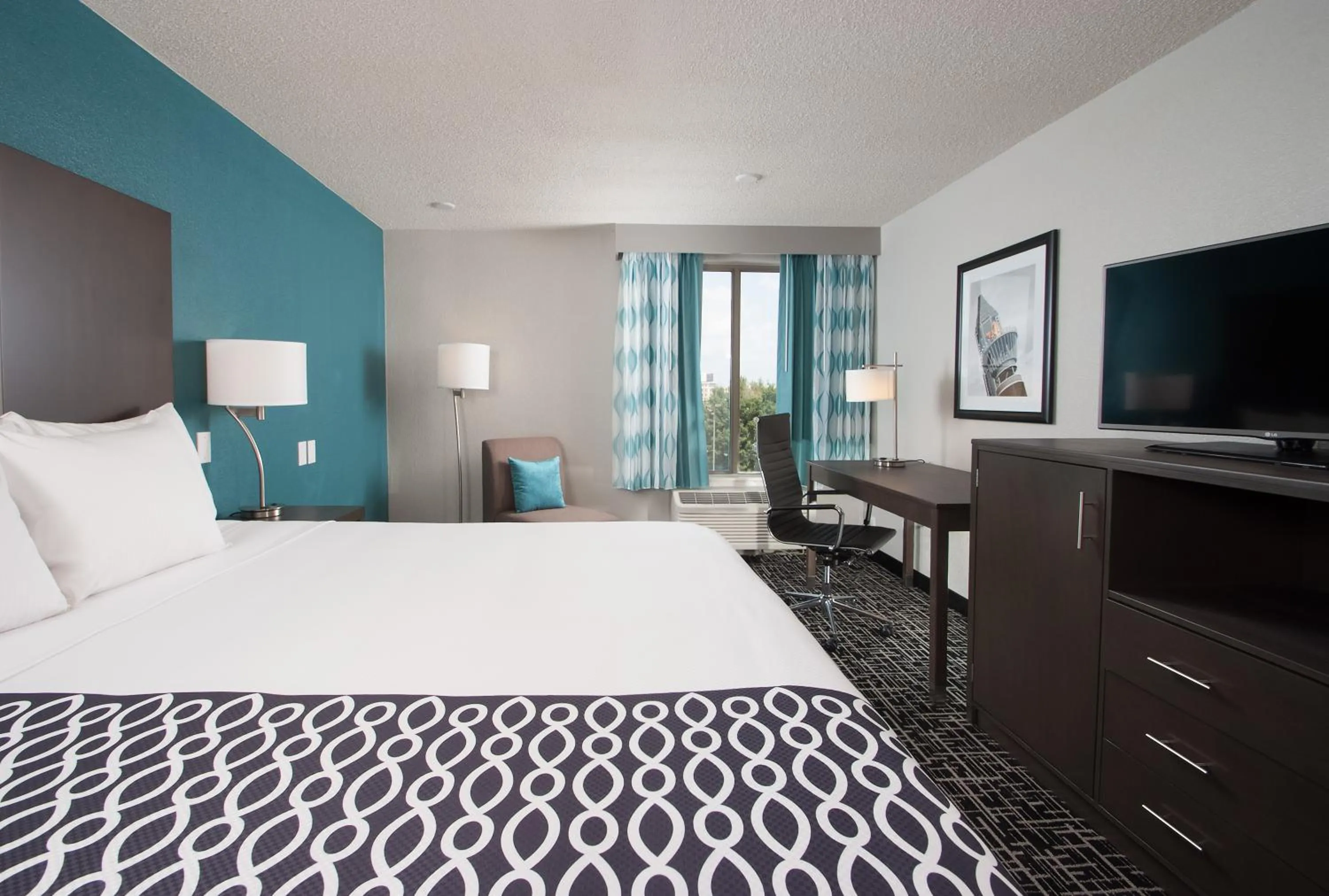 Photo of the whole room, Bed in La Quinta by Wyndham Atlanta Airport North
