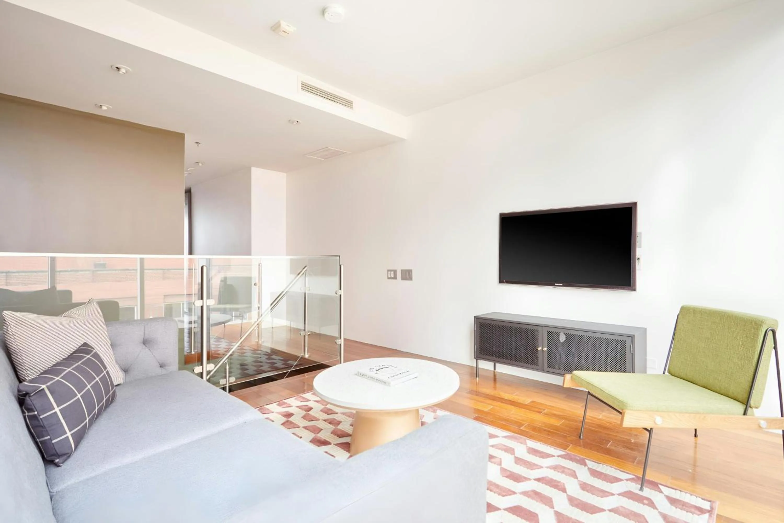 Living room in The Slate Hotel Downtown, Sonder by Marriott Bonvoy