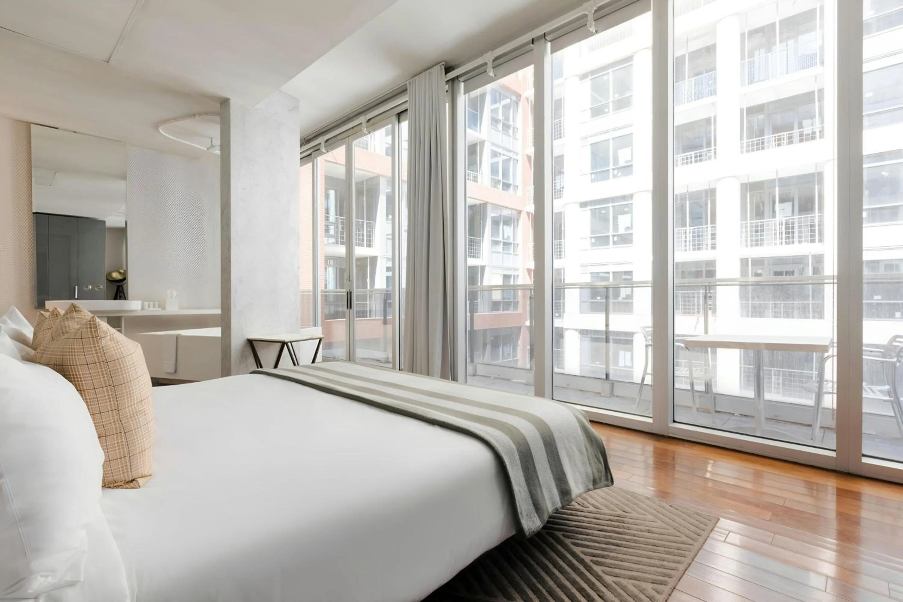 Bedroom, Bed in The Slate Hotel Downtown, Sonder by Marriott Bonvoy