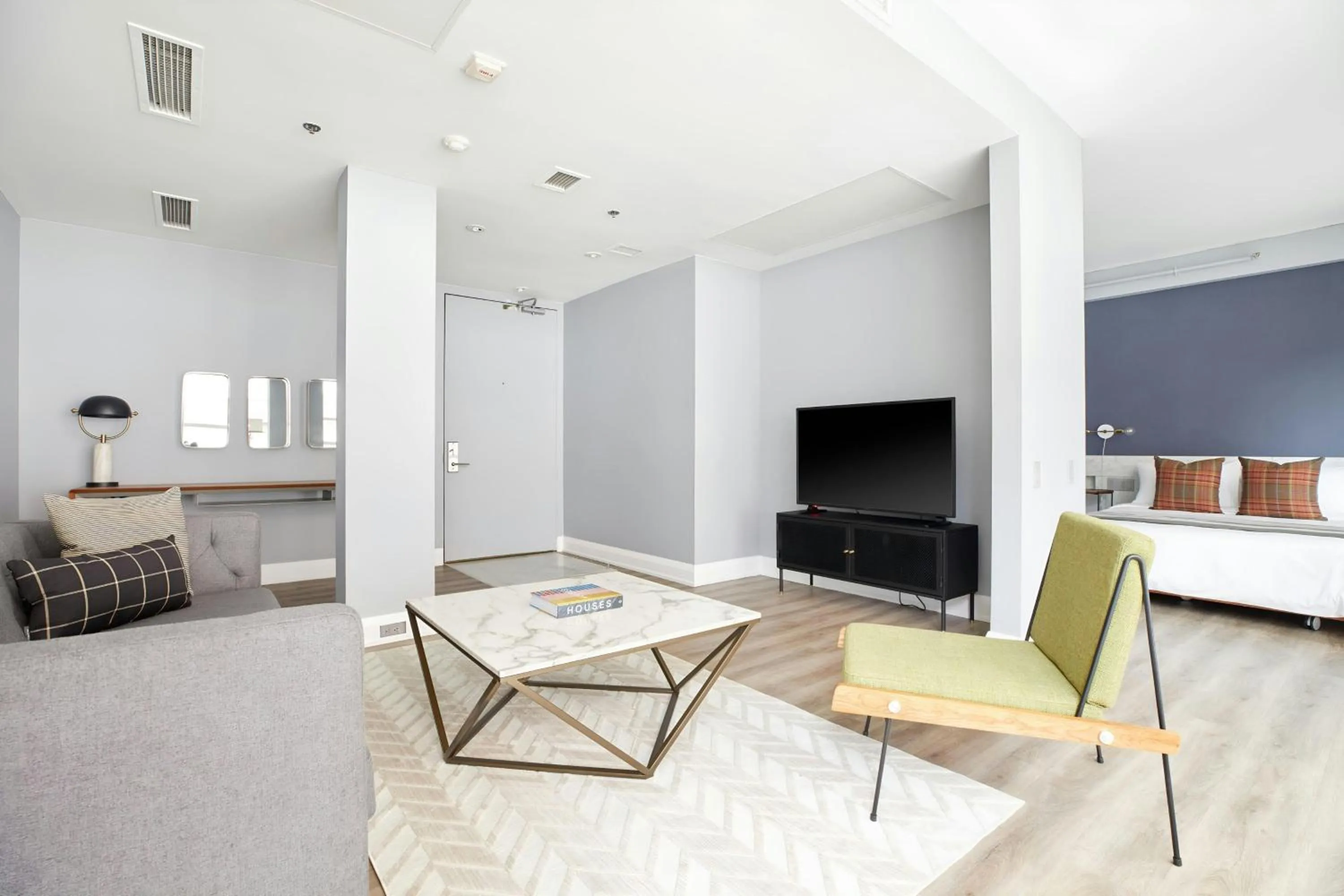 Living room in The Slate Hotel Downtown, Sonder by Marriott Bonvoy