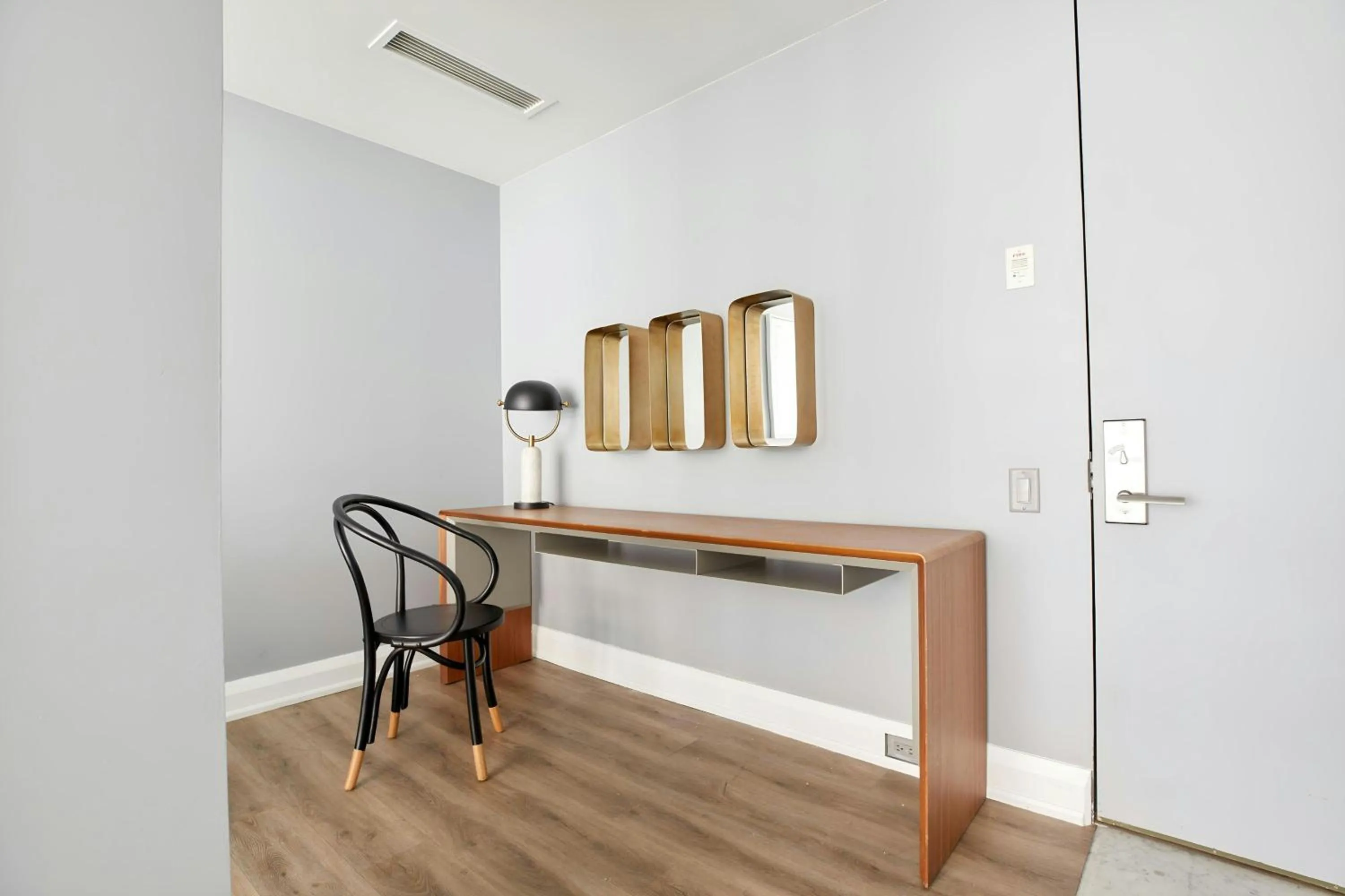 Living room in The Slate Hotel Downtown, Sonder by Marriott Bonvoy