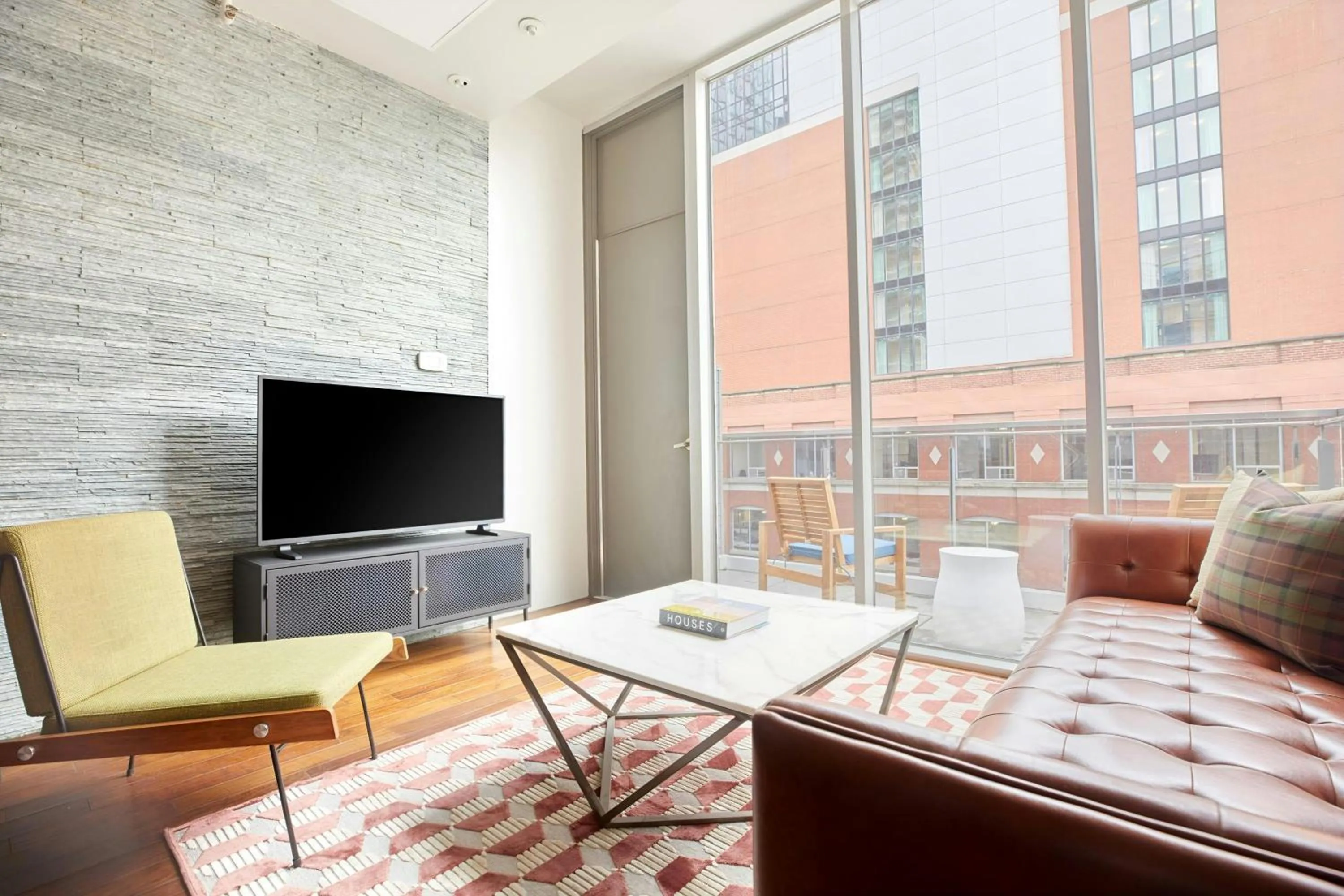 Living room in The Slate Hotel Downtown, Sonder by Marriott Bonvoy