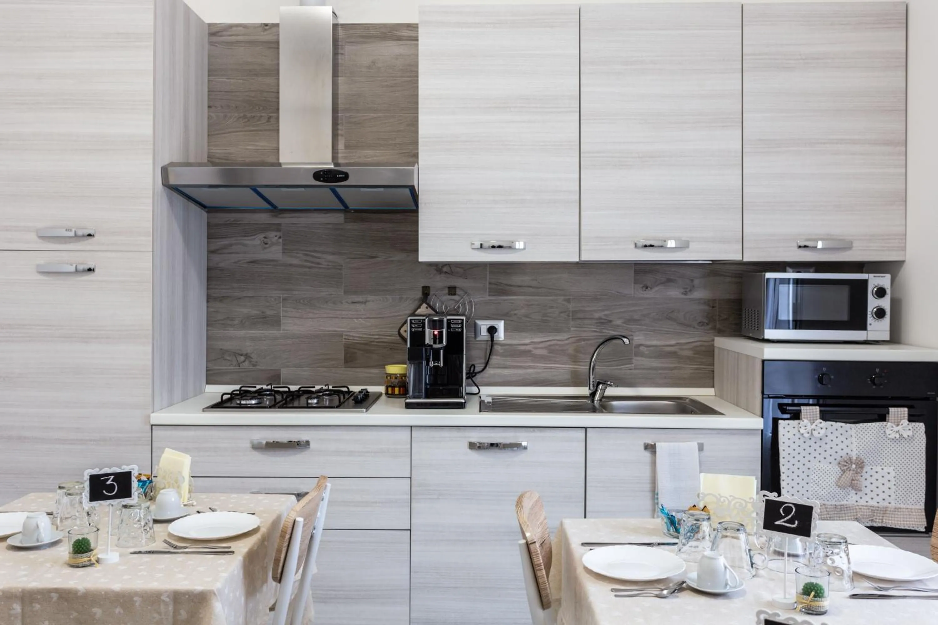 Communal kitchen in Nùe Rooms