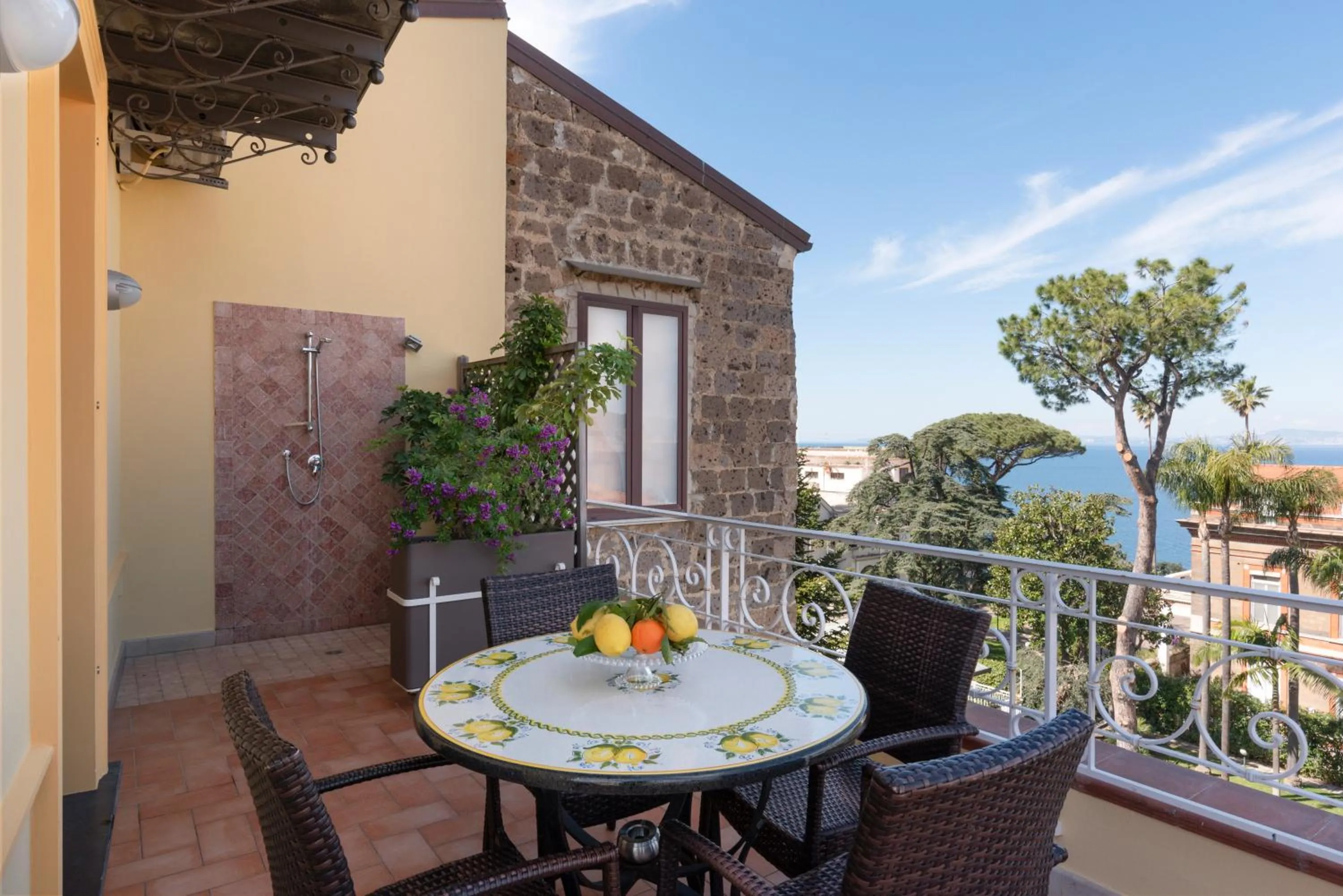 Shower in Al Centro Suites