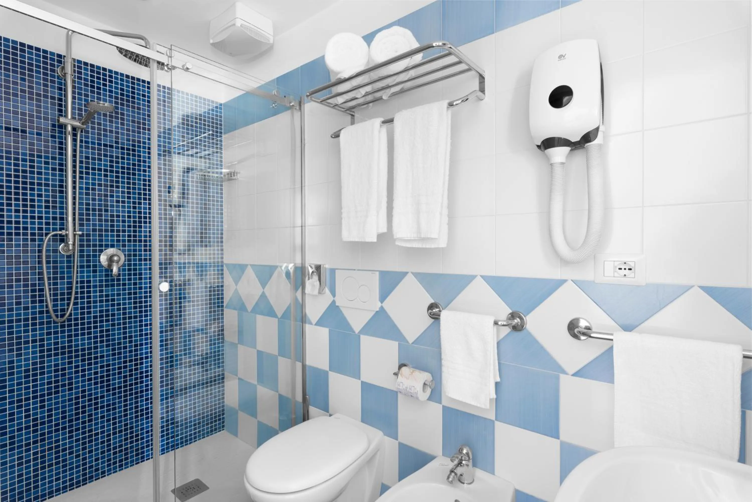 Shower in Al Centro Suites