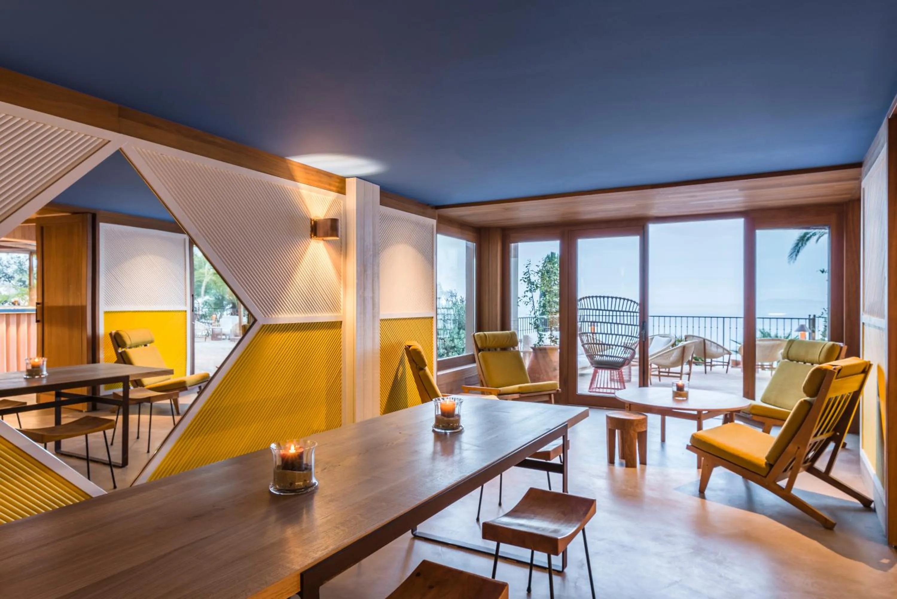 Communal lounge/ TV room in Hôtel Le Bailli De Suffren