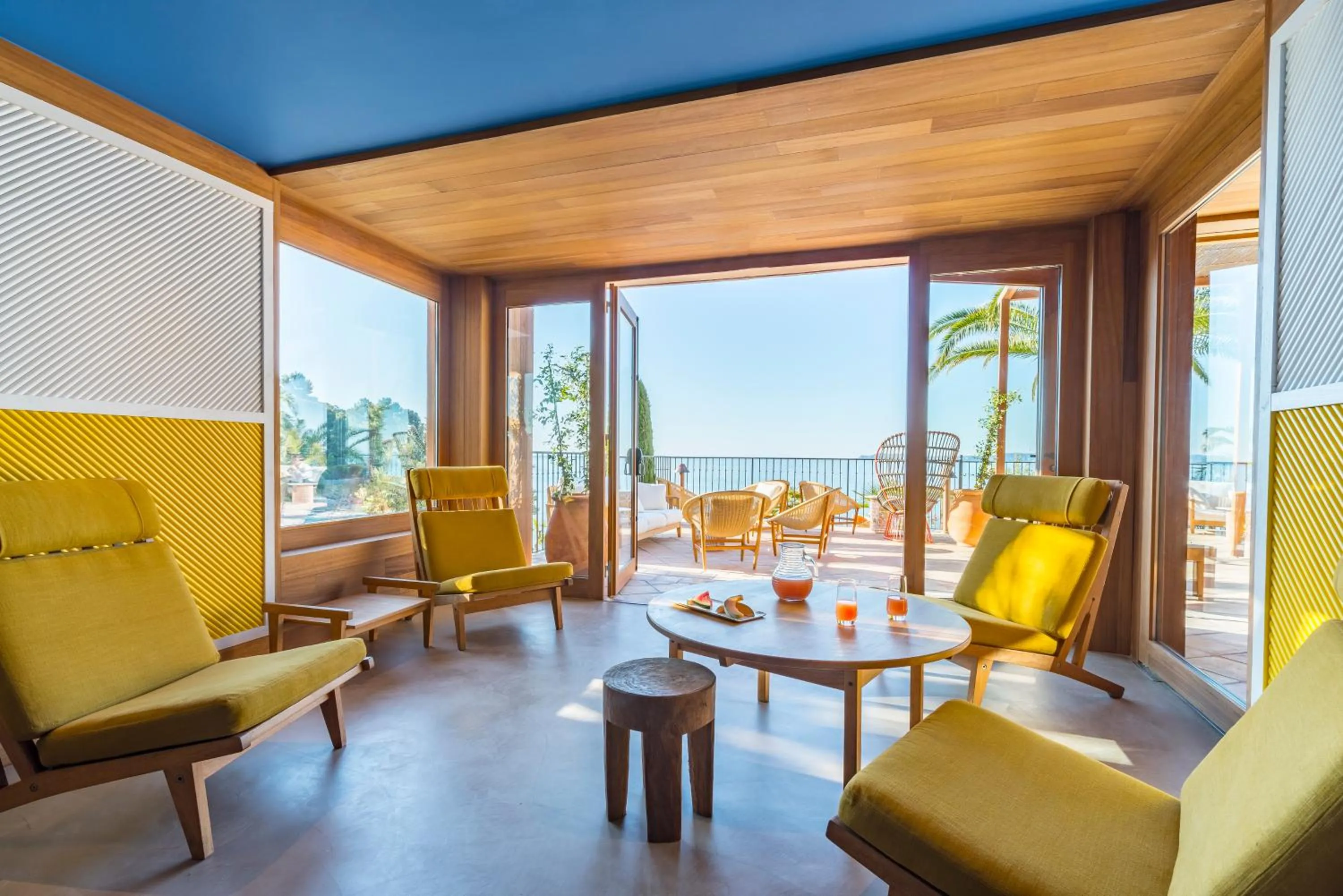 Communal lounge/ TV room in Hôtel Le Bailli De Suffren