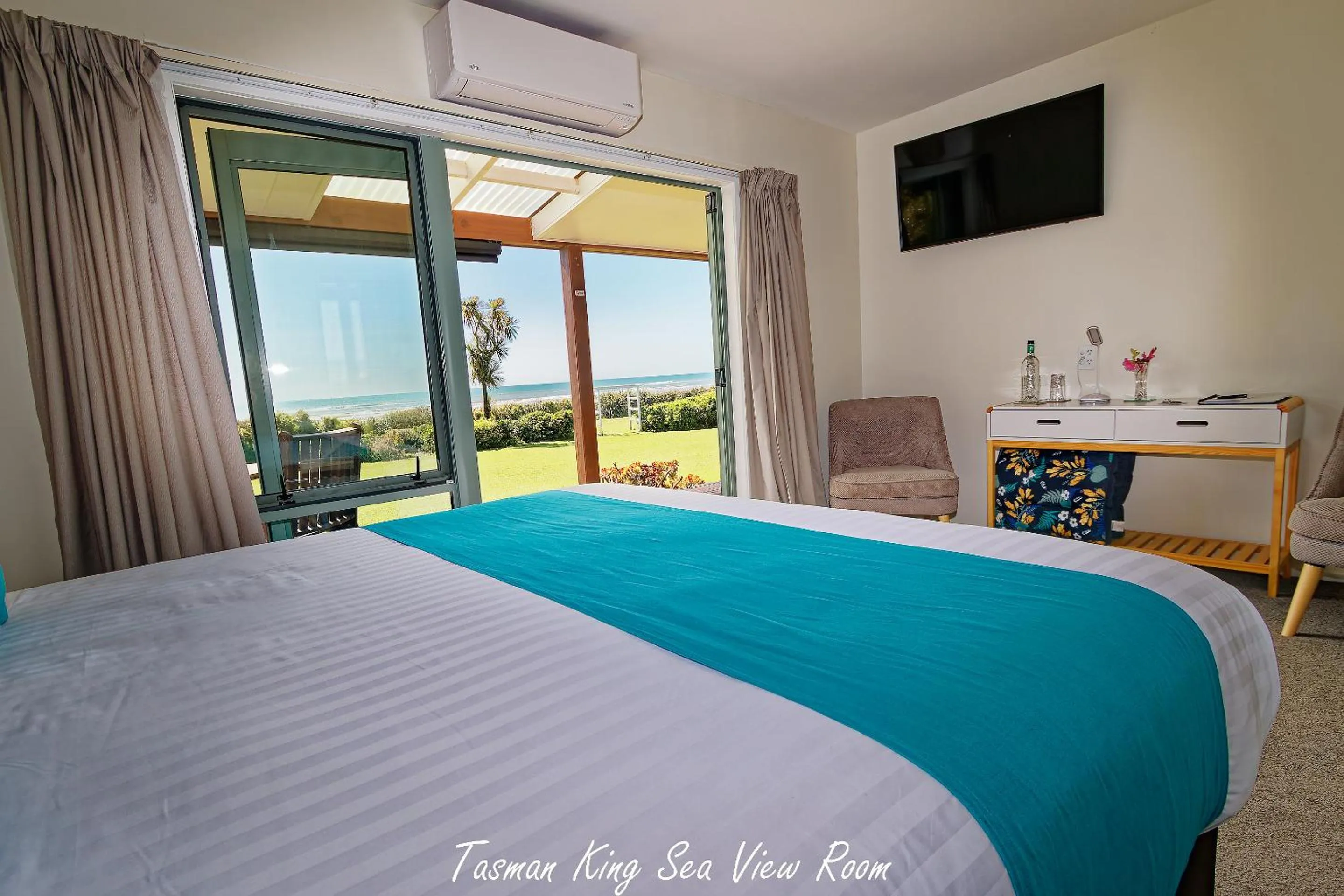 Bedroom, Bed in Awatuna Sunset Lodge