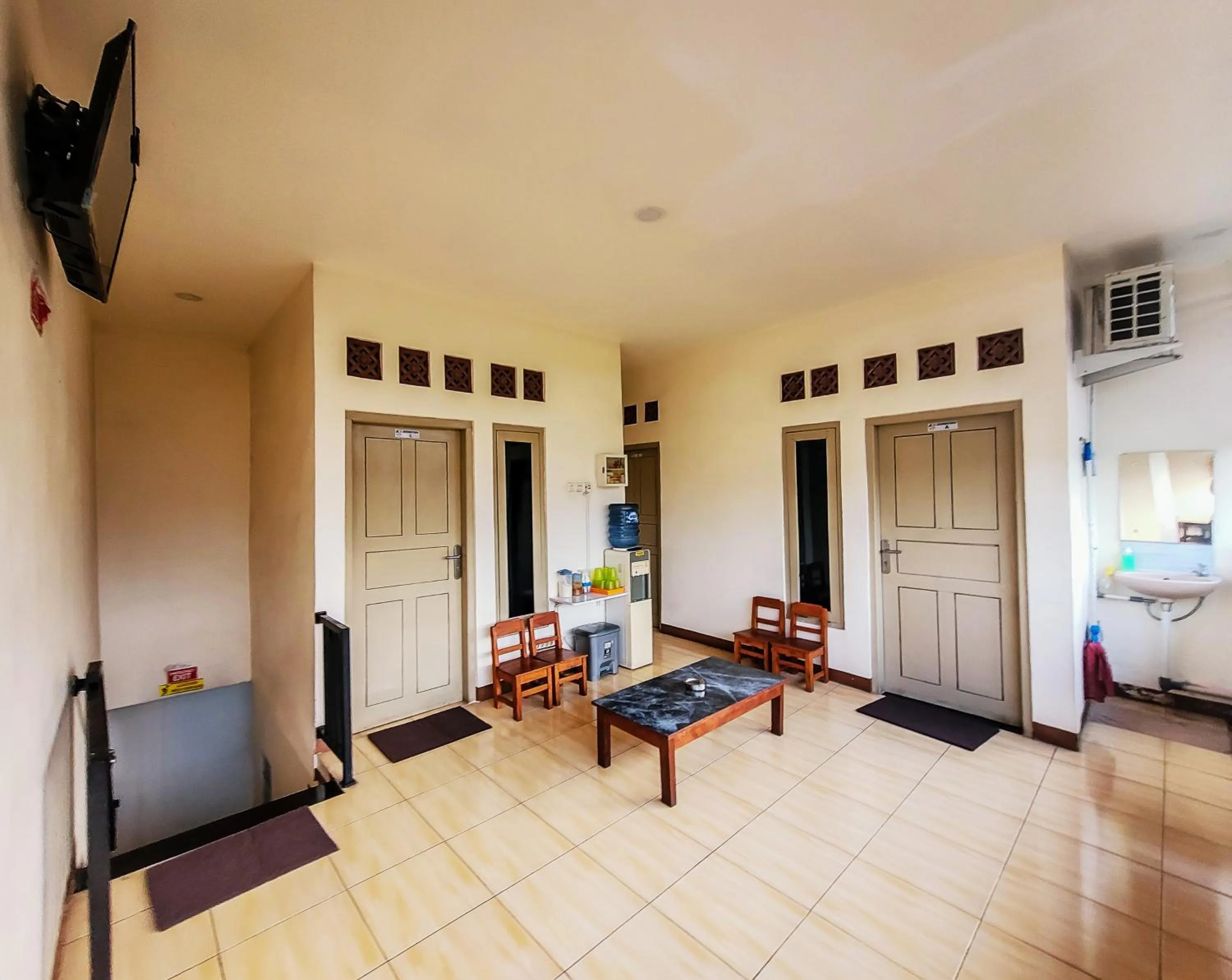 Communal lounge/ TV room in Anjuma Backpacker