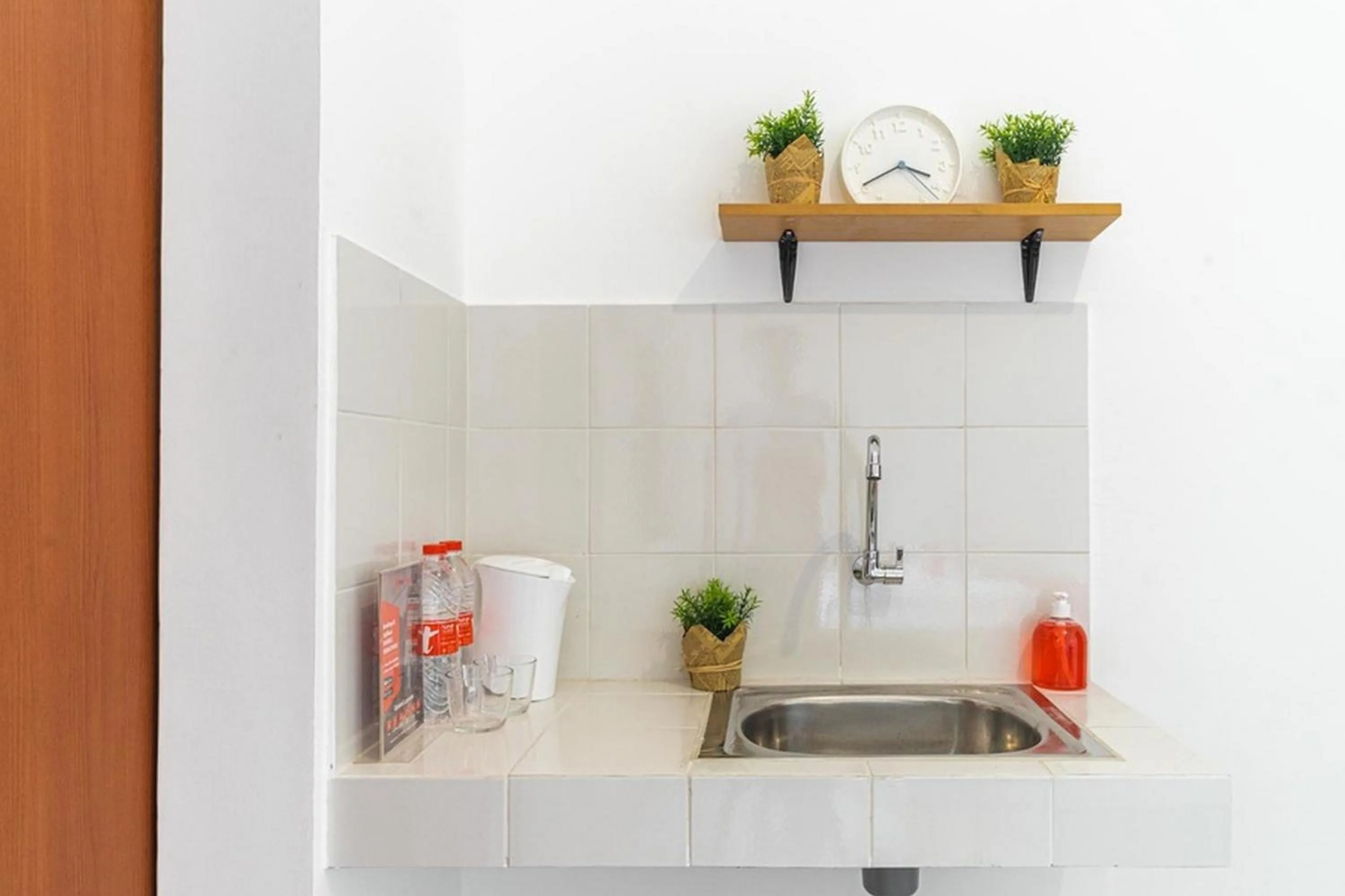 Coffee/tea facilities in RedDoorz Plus @ EcoHome Citra Raya Tangerang