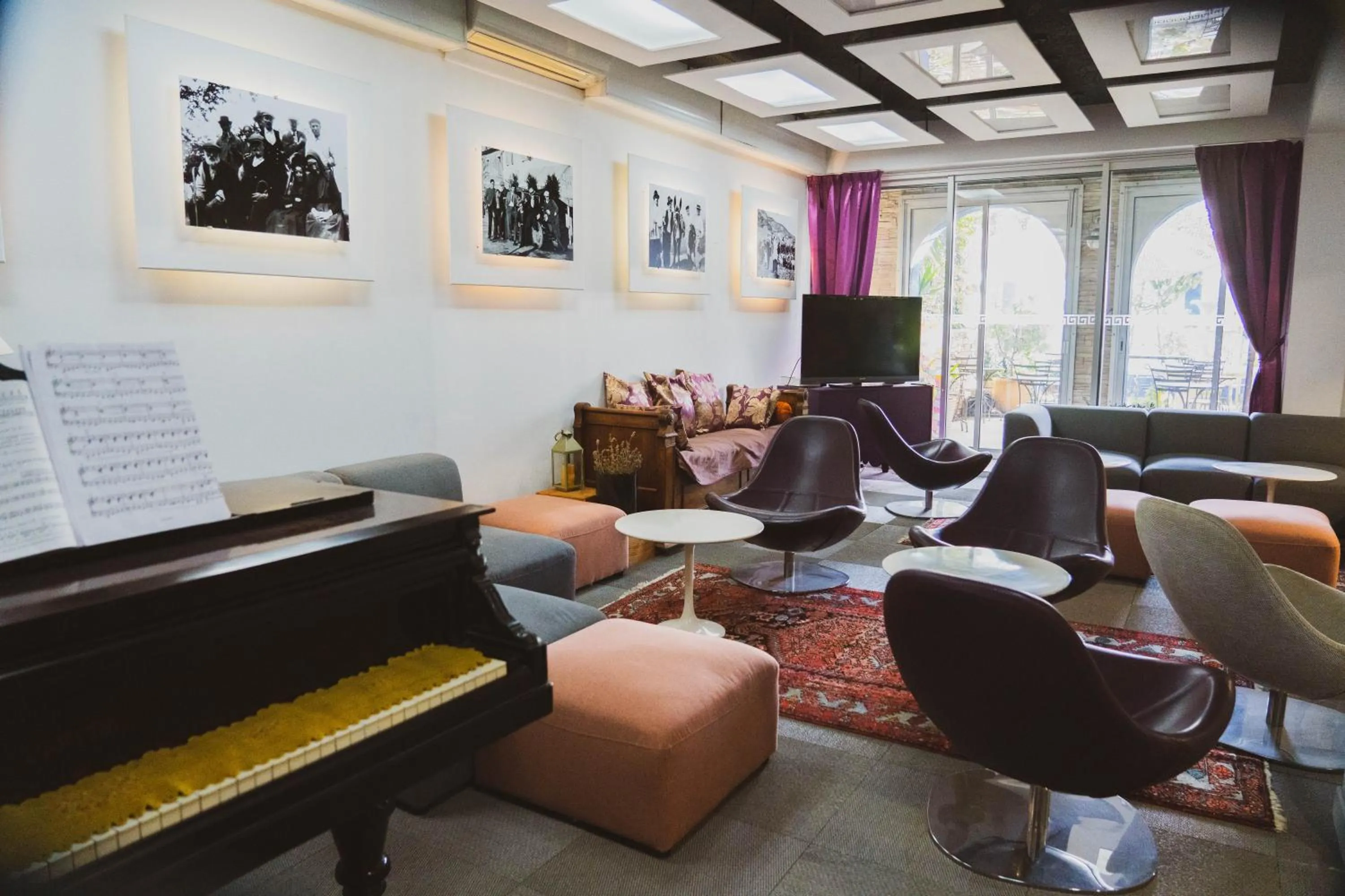 Communal lounge/ TV room in Sud Hôtel Restaurant