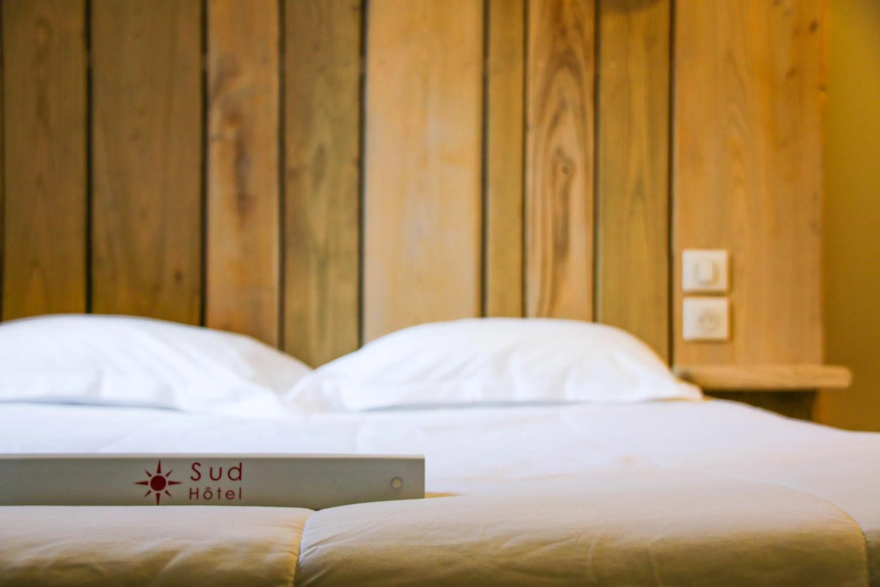 Bed in Sud Hôtel Restaurant